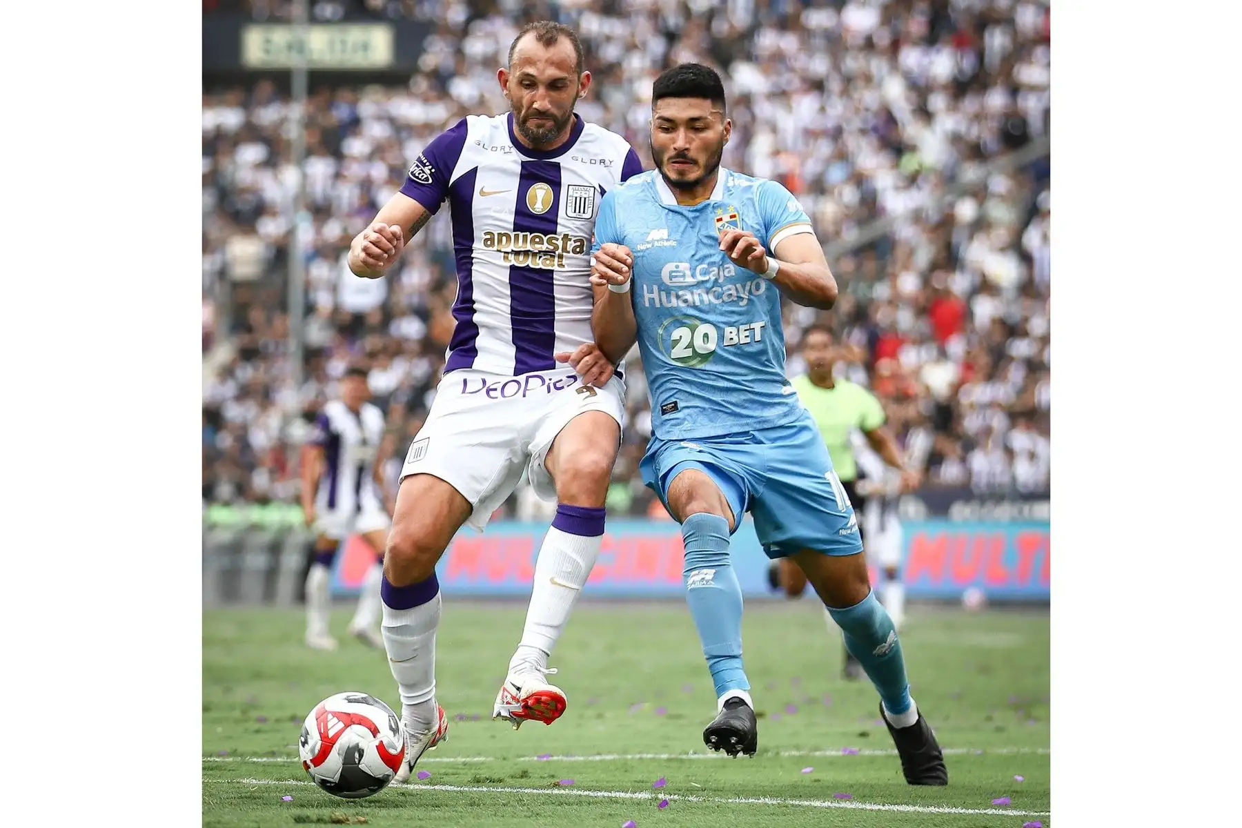 Hernan Barcos de Alianza Lima disputa el balón ante jugador del ADT  por la fecha 18 del Clausura 2023 en el estadio Alejandro Villanueva de La Victoria. 
Foto: Liga 1