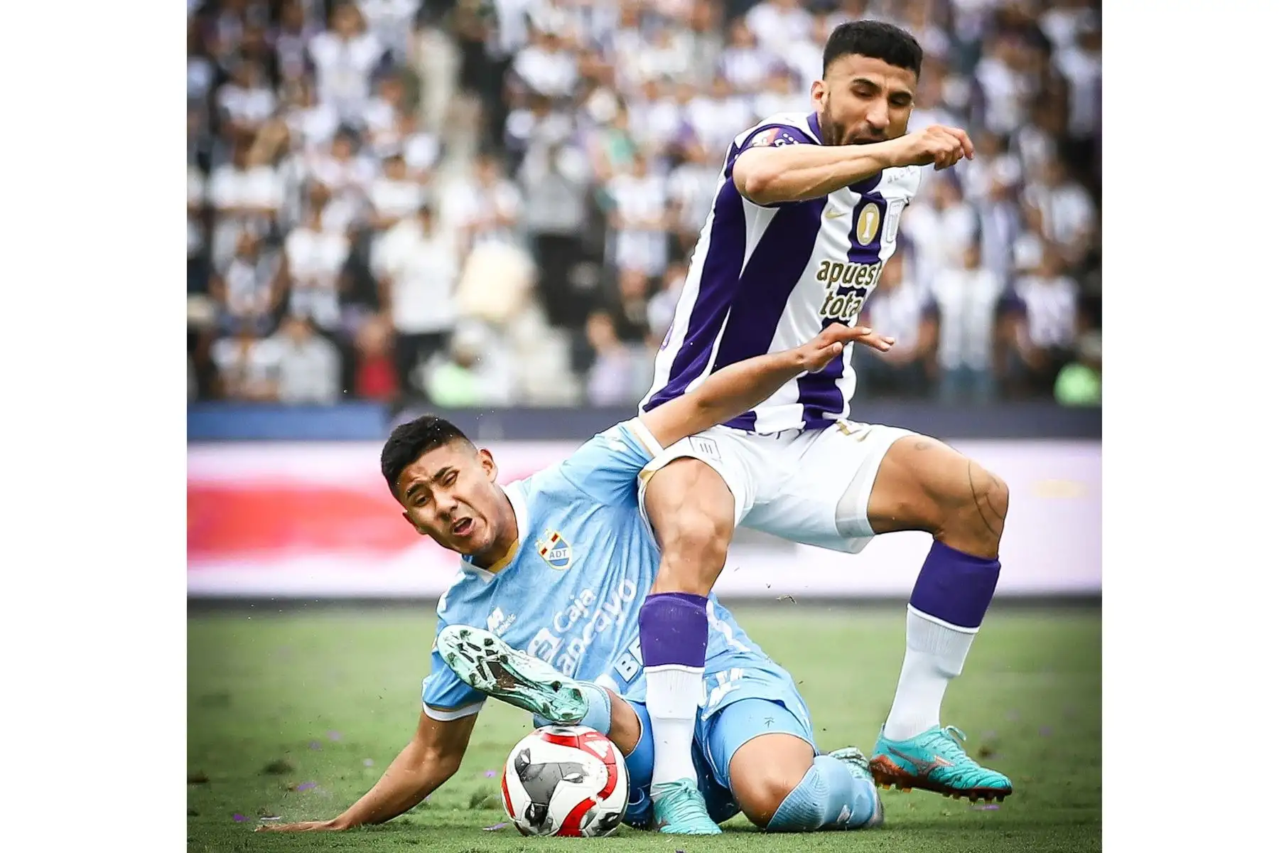 Josepmir Ballón de Alianza Lima disputa el balón ante jugador del ADT  por la fecha 18 del Clausura 2023 en el estadio Alejandro Villanueva de La Victoria. 
Foto: Liga 1