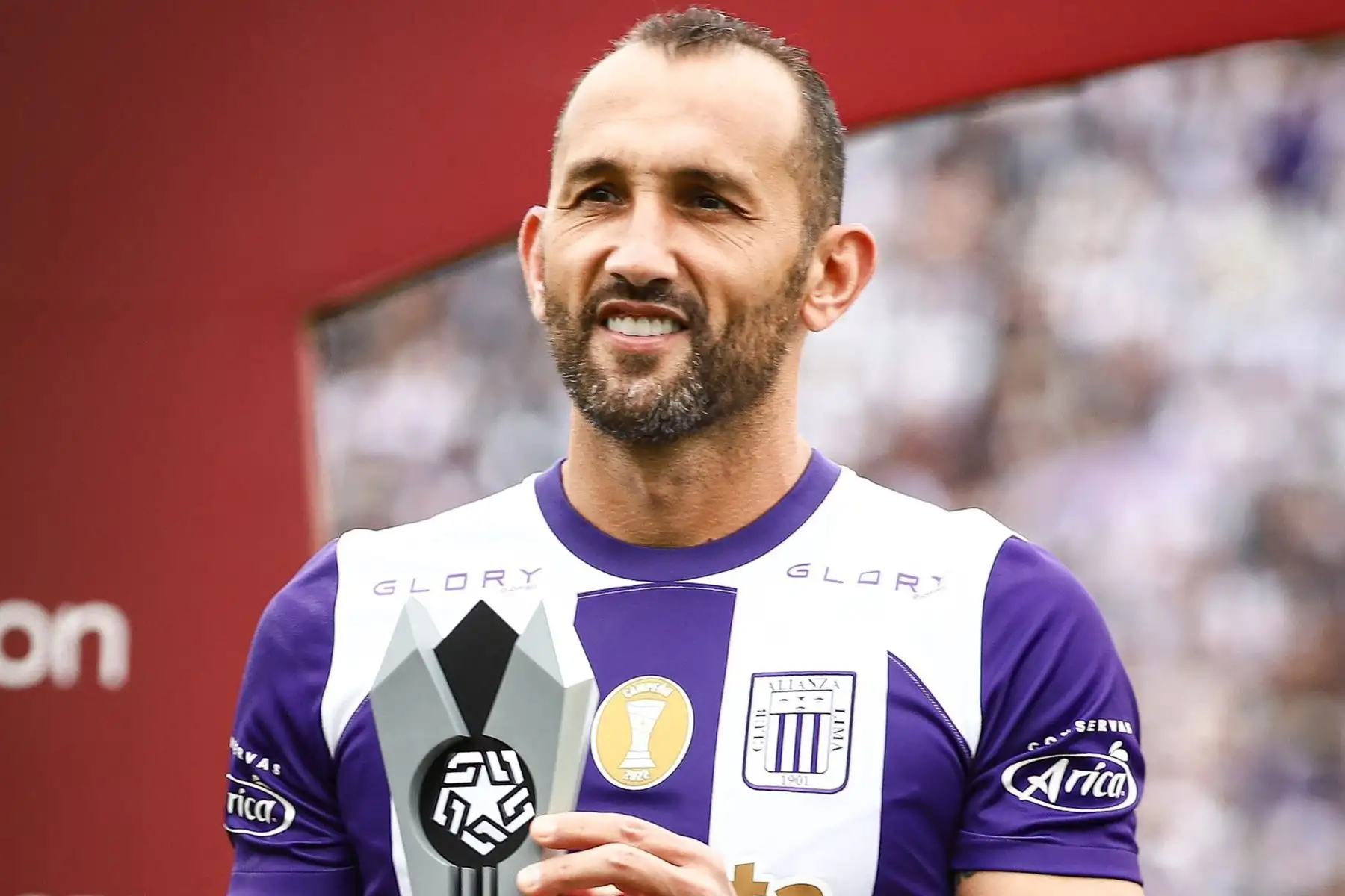 Hernan Barcos de Alianza Lima recibe su trofeo como jugador del mes,   por la fecha 18 del Clausura 2023 en el estadio Alejandro Villanueva de La Victoria. 
Foto: Liga 1