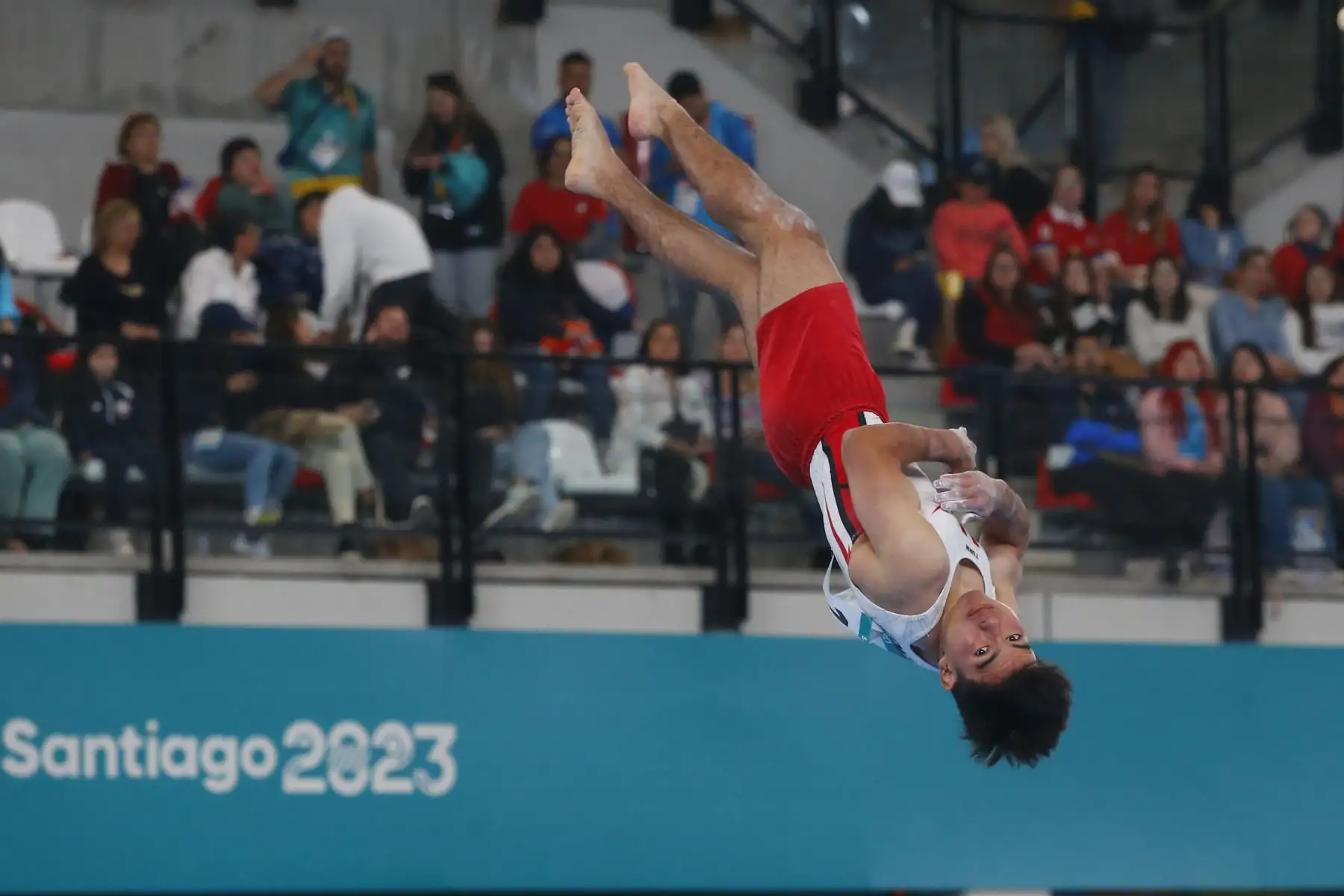 Daniel Alarcón de Perú compite en la prueba piso en la gimnasia rítmica masculina hoy, durante los Juegos Panamericanos 2023 en Santiago (Chile). 
Foto: EFE