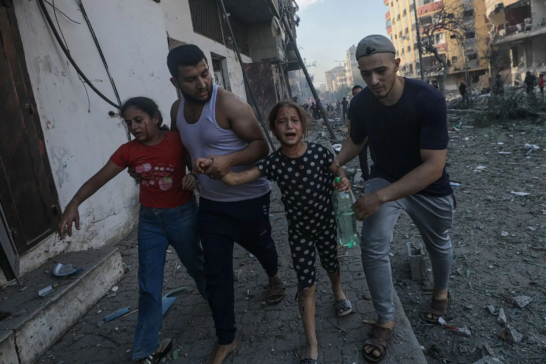 Dos hombres ayudan a dos jóvenes heridas a abandonar la zona tras un ataque aéreo israelí en Gaza, el 21 de octubre de 2023. Más de 4.000 palestinos y 1.400 israelíes han muerto, según las Fuerzas de Defensa de Israel (FDI).
Foto: EFE