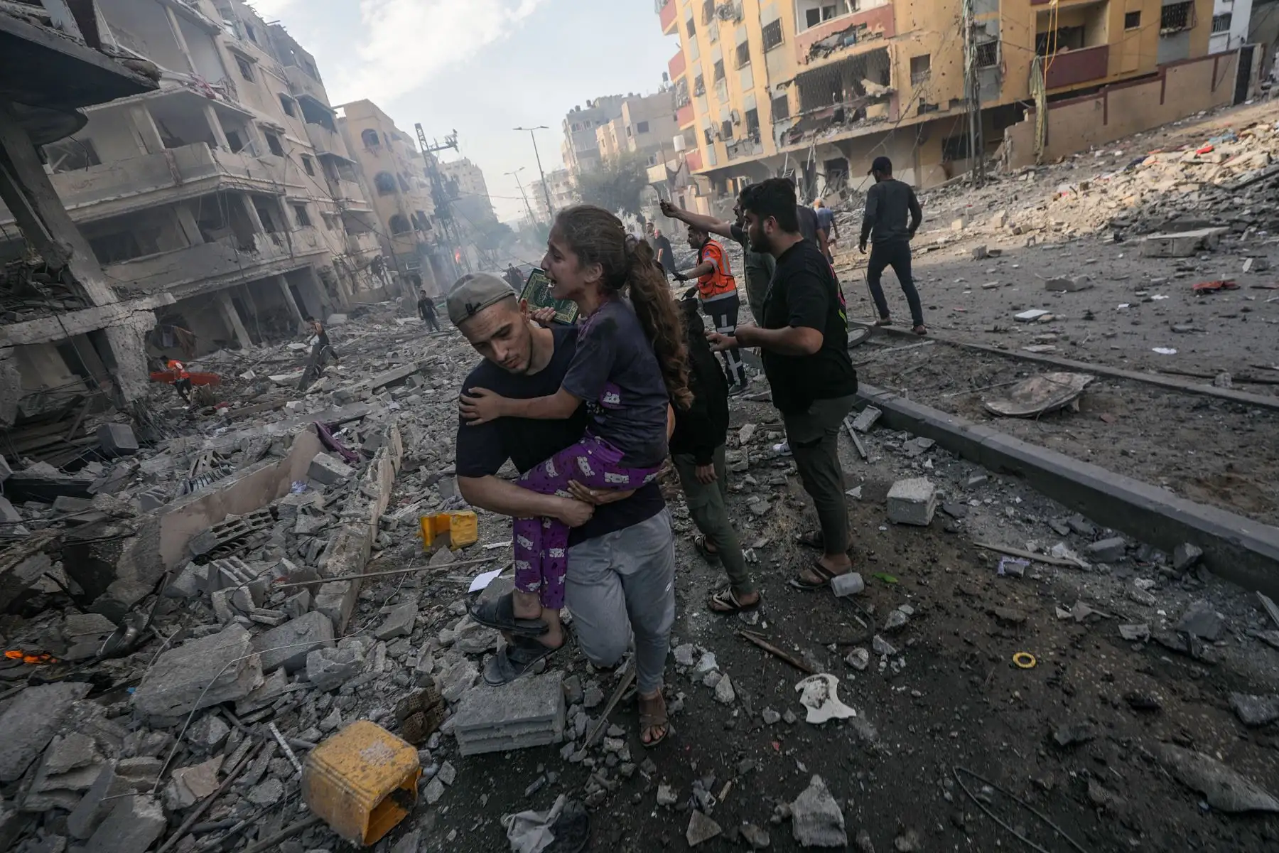 Un hombre lleva a una joven herida tras un ataque aéreo israelí en Gaza. Más de 4.000 palestinos y 1.400 israelíes han muerto, según las Fuerzas de Defensa de Israel (FDI) y las autoridades sanitarias palestinas, desde que los militantes de Hamás lanzaron un ataque contra Israel desde la Franja de Gaza el 7 de octubre. 
Foto: EFE