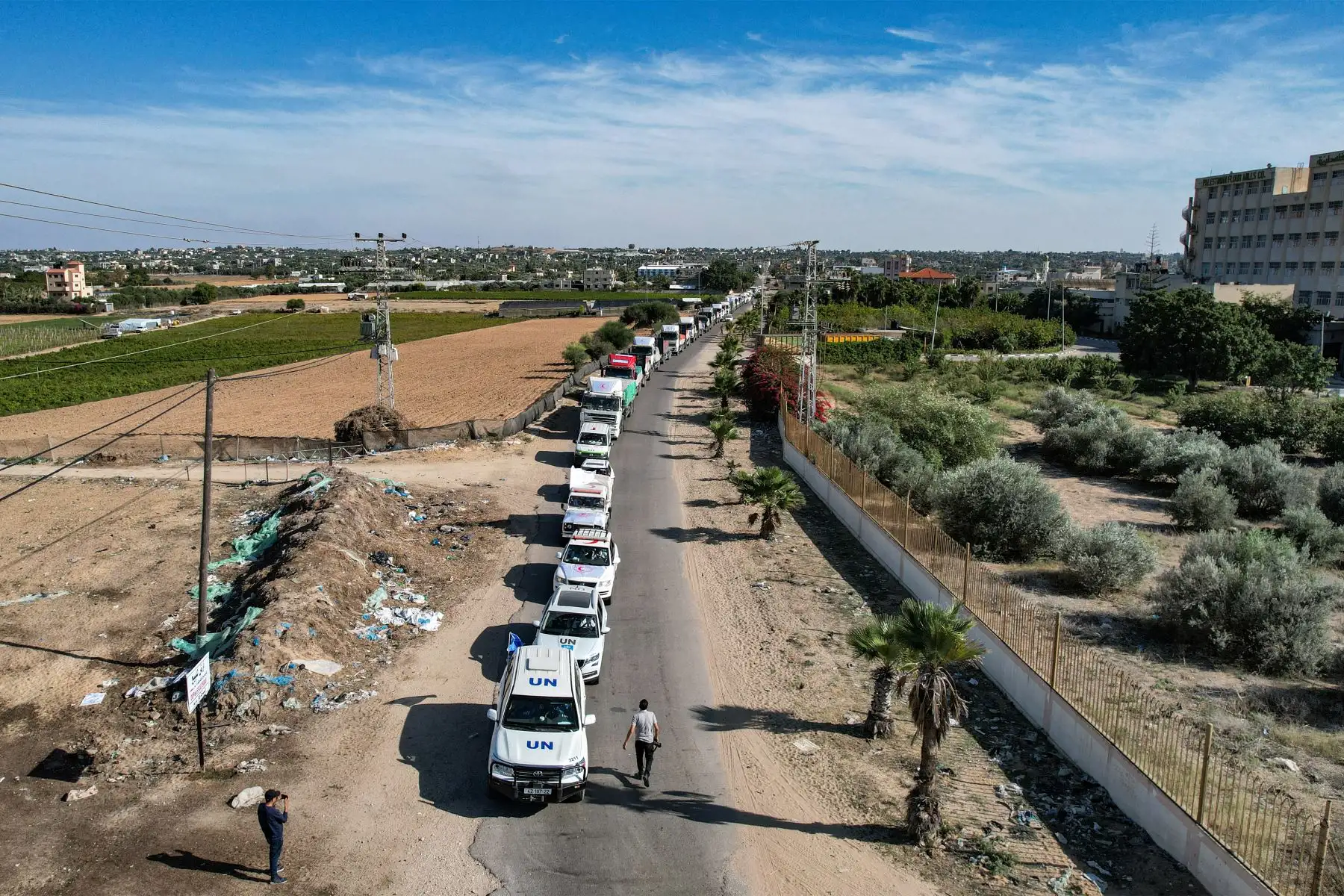 Esta vista aérea muestra camiones de ayuda humanitaria que llegan desde Egipto después de haber cruzado el cruce fronterizo de Rafah y llegan a una instalación de almacenamiento en Khan Yunis, en el sur de la Franja de Gaza.
Foto: AFP