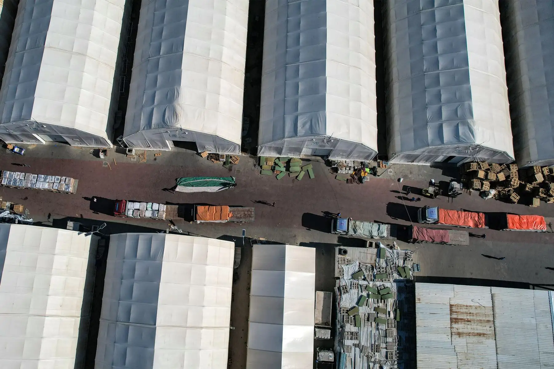 Esta vista aérea muestra camiones de ayuda humanitaria que llegan desde Egipto después de haber cruzado el cruce fronterizo de Rafah y llegan a una instalación de almacenamiento en Khan Yunis, en el sur de la Franja de Gaza.
Foto: AFP