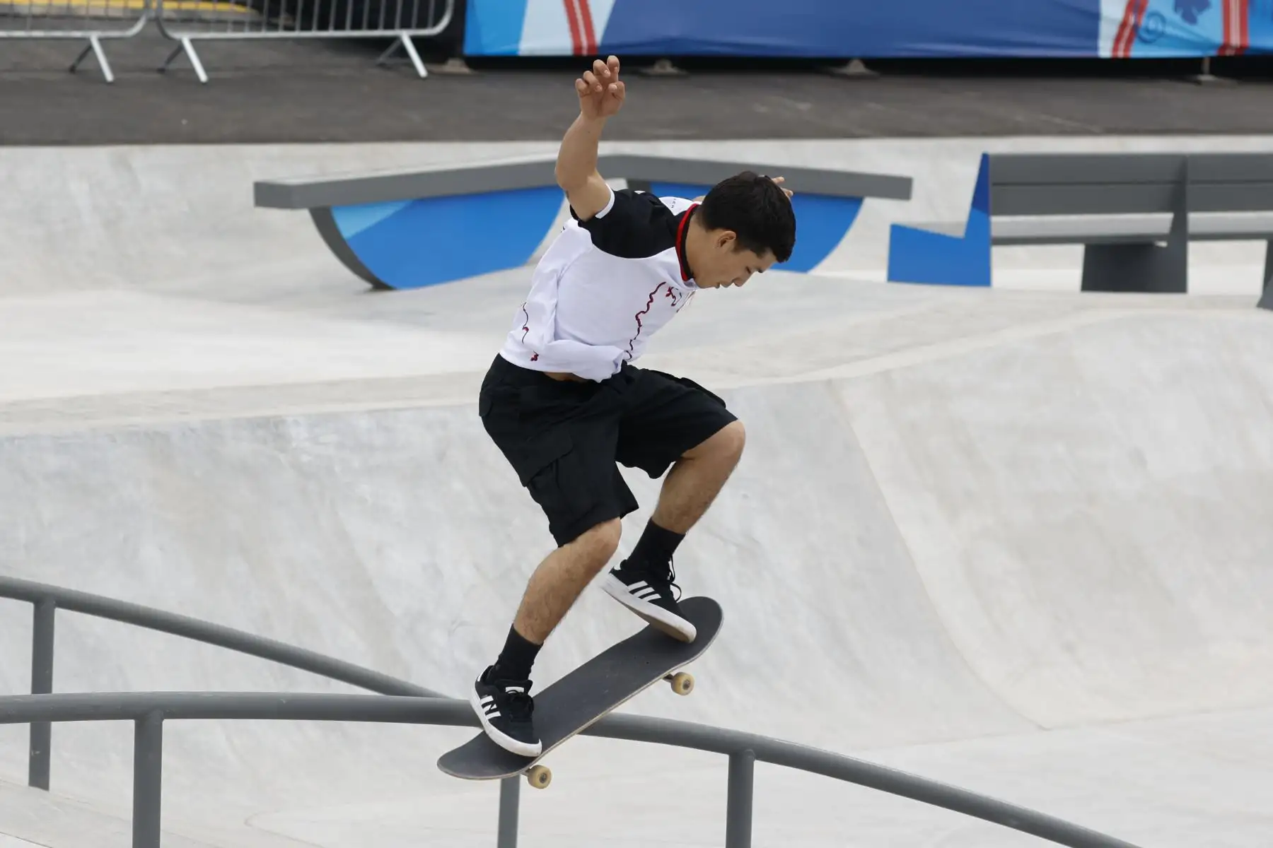 Angelo Caro de Perú compite en la prueba skateboarding street hoy, durante los Juegos Panamericanos 2023 en Santiago (Chile). 
Foto: EFE