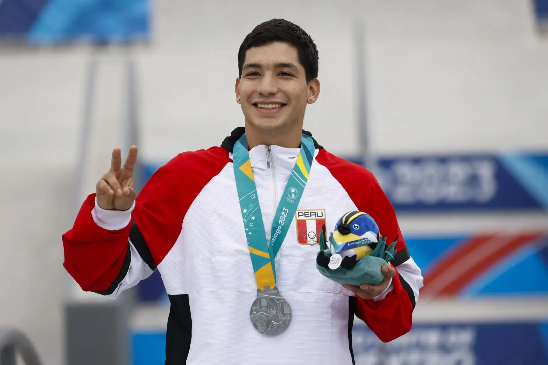 Angelo Caro de Perú posa con la medalla de plata de la prueba skateboarding street hoy, durante los Juegos Panamericanos 2023 en Santiago (Chile). 
Foto: EFE