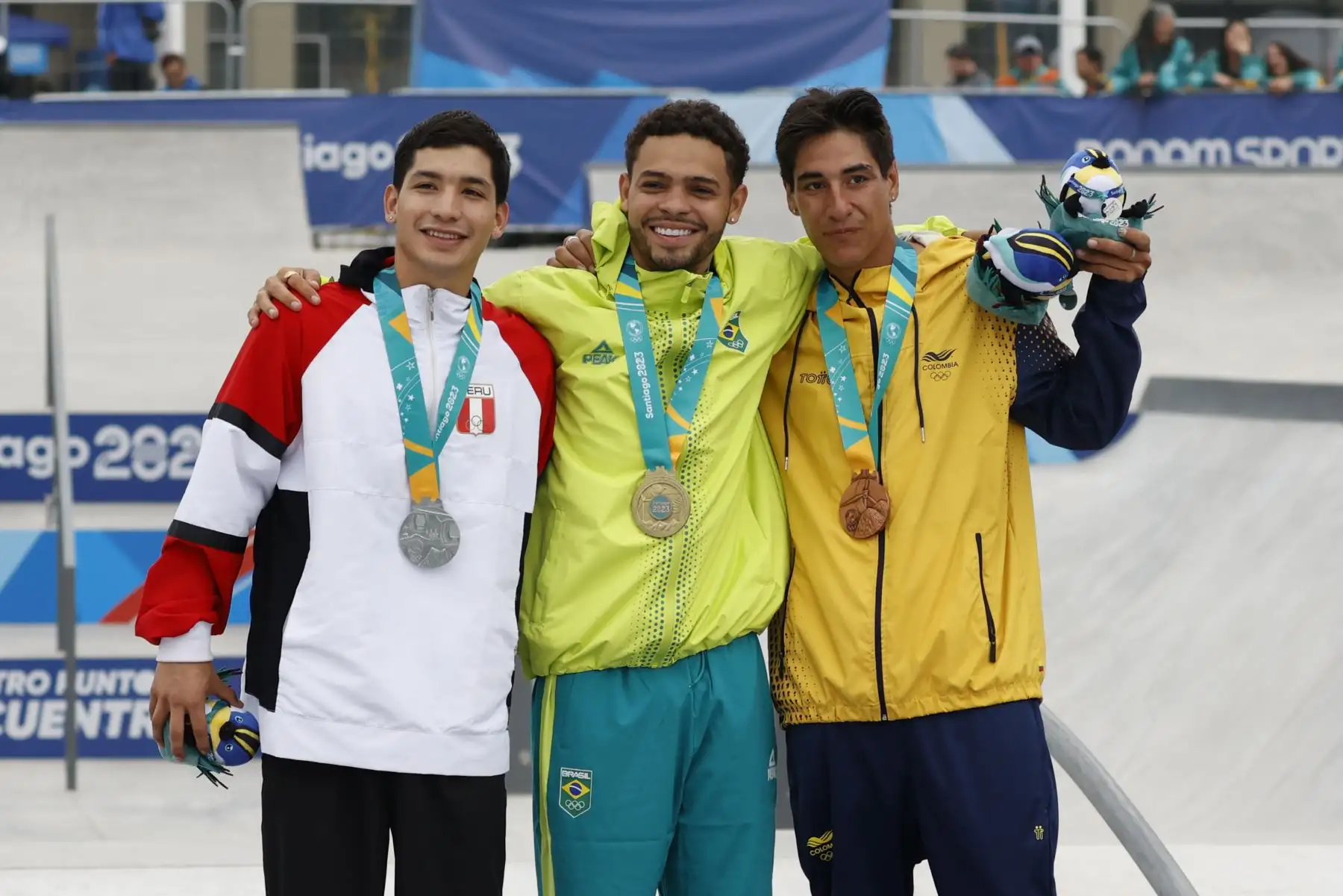 Lucas Rabelo Nobre de Brasil, medalla de oro, Angelo Caro  de Perú, medalla de plata, y Luis González de Colombia, bronce, posan en el podio de skateboarding street hoy, de durante los Juegos Panamericanos 2023 en Santiago (Chile). 
Foto: EFE