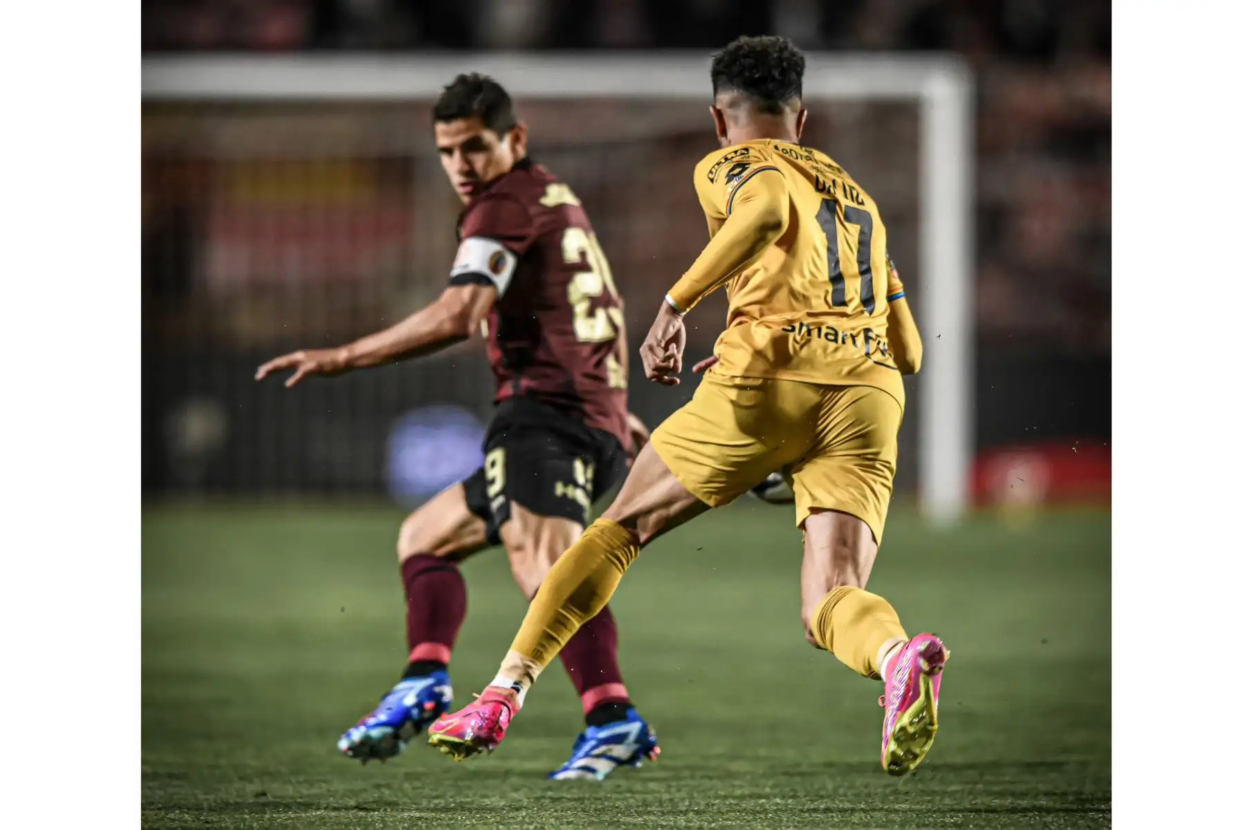 Aldo Corzo  de Universitario de Deportes disputa el balón ante jugador del Cusco FC por la penúltima jornada del  Clausura 2023 en el estadio Garcilaso de la Vega, en Cusco.
Foto: Liga 1