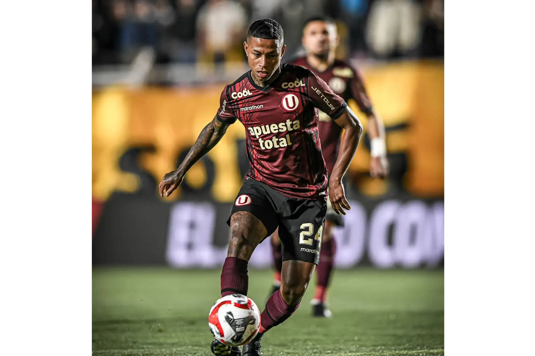 Andy Polo  de Universitario de Deportes disputa el balón ante jugador del Cusco FC por la penúltima jornada del  Clausura 2023 en el estadio Garcilaso de la Vega, en Cusco.
Foto: Liga 1