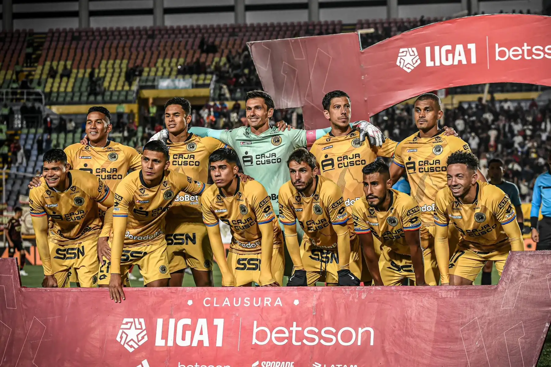 Equipo del Cusco FC que disputa ante Universitario  por la penúltima jornada del  Clausura 2023 en el estadio Garcilaso de la Vega, en Cusco.
Foto: Liga 1