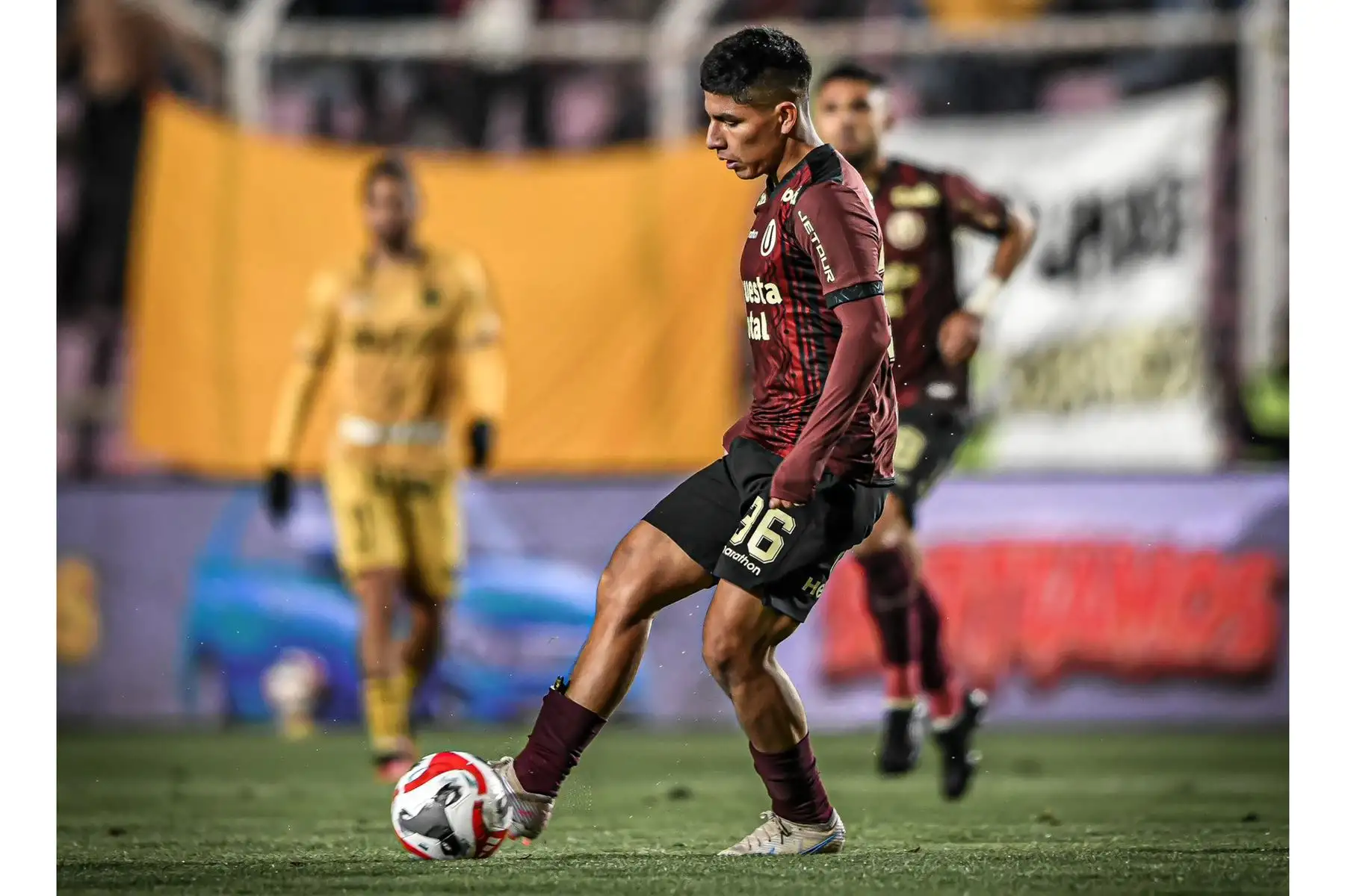 Piero Quispe de Universitario de Deportes disputa el balón ante jugador del Cusco FC por la penúltima jornada del Clausura 2023 en el estadio Garcilaso de la Vega, en Cusco. Foto: Liga 1