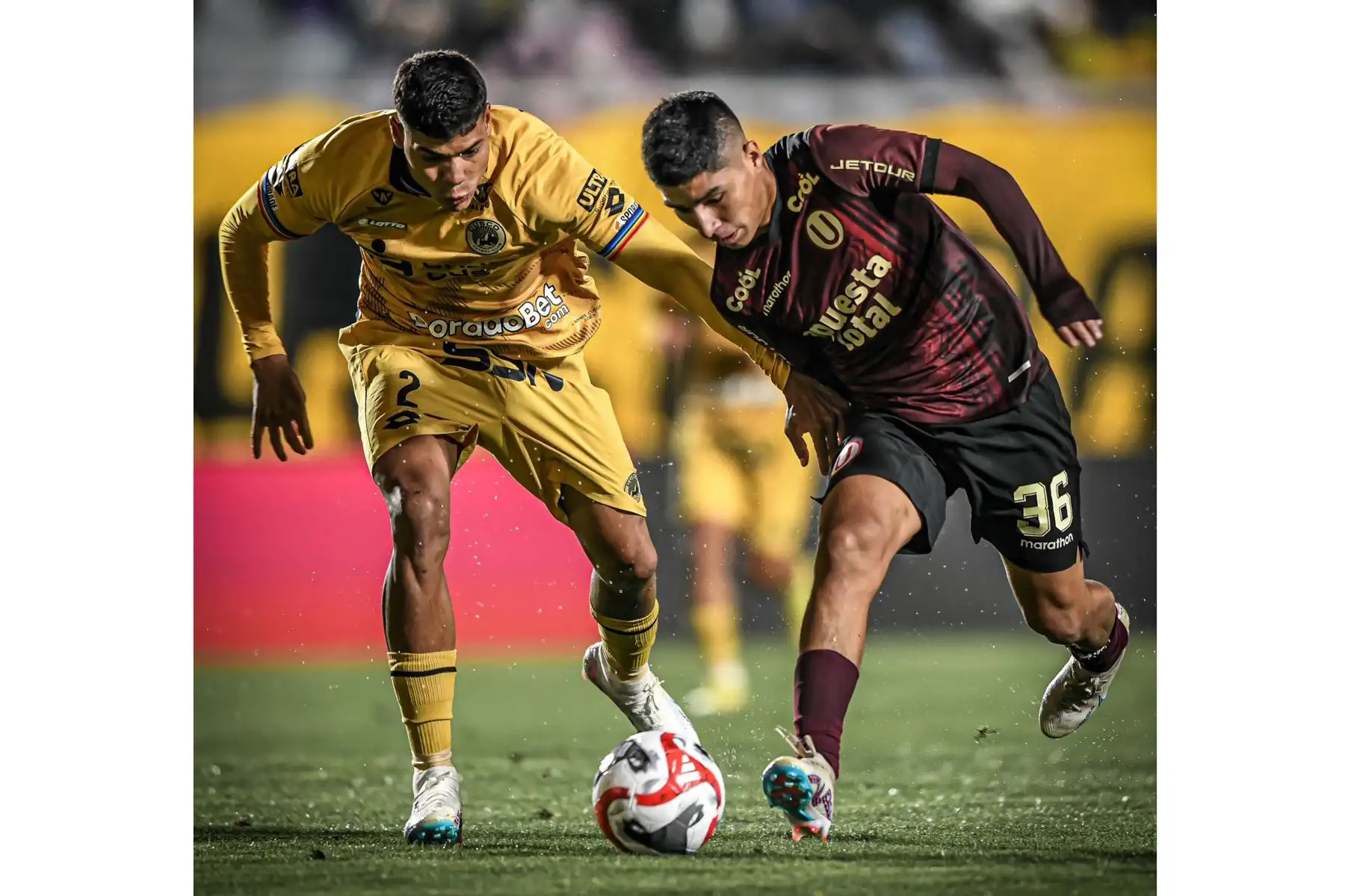Piero Quispe de Universitario de Deportes disputa el balón ante jugador del Cusco FC por la penúltima jornada del Clausura 2023 en el estadio Garcilaso de la Vega, en Cusco. Foto: Liga 1
