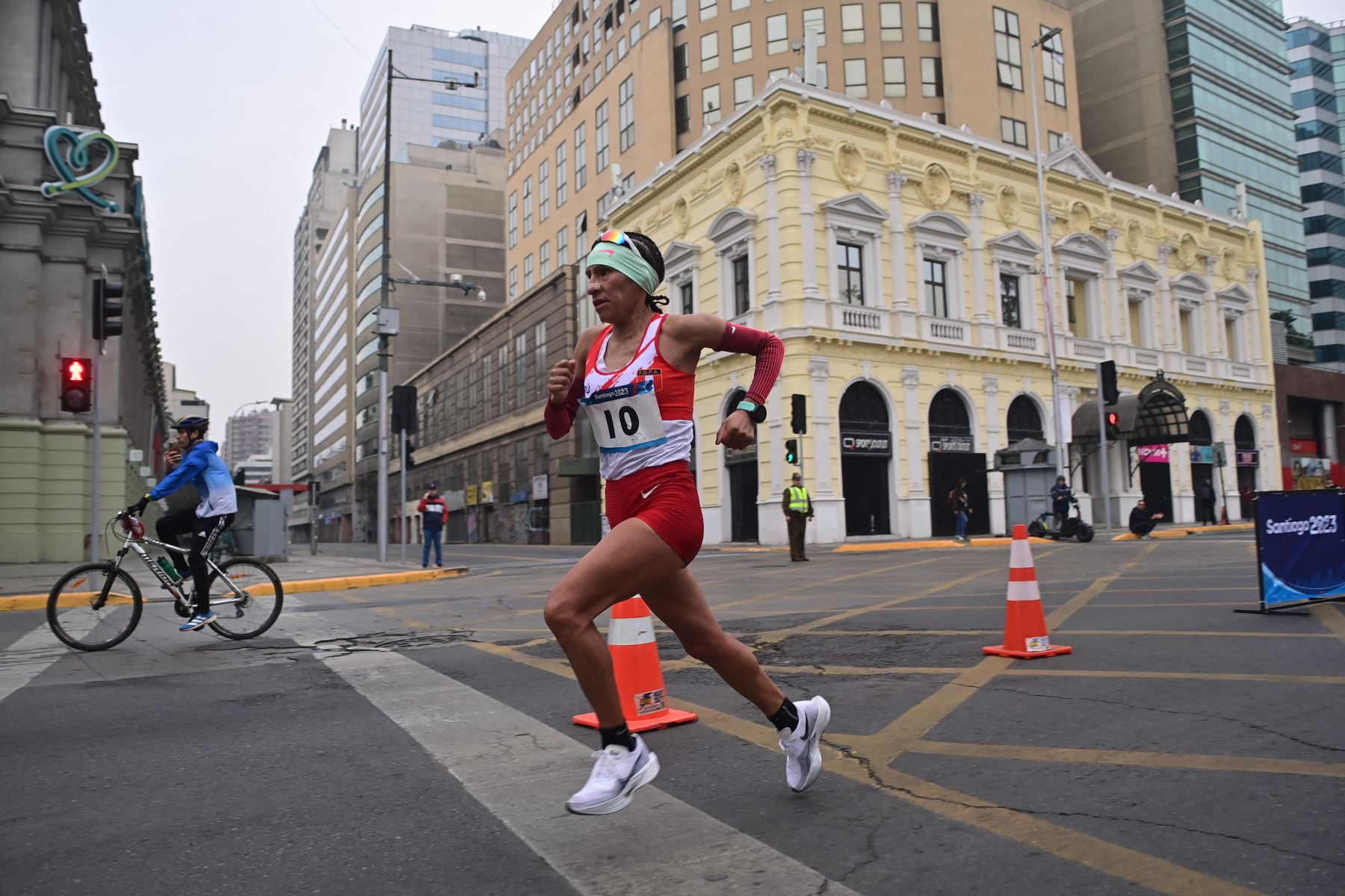 La peruana Gladys Lucy Tejeda Pucuhuaranga compite en la final del maratón femenino de los Juegos Panamericanos Santiago 2023.
Foto: AFP