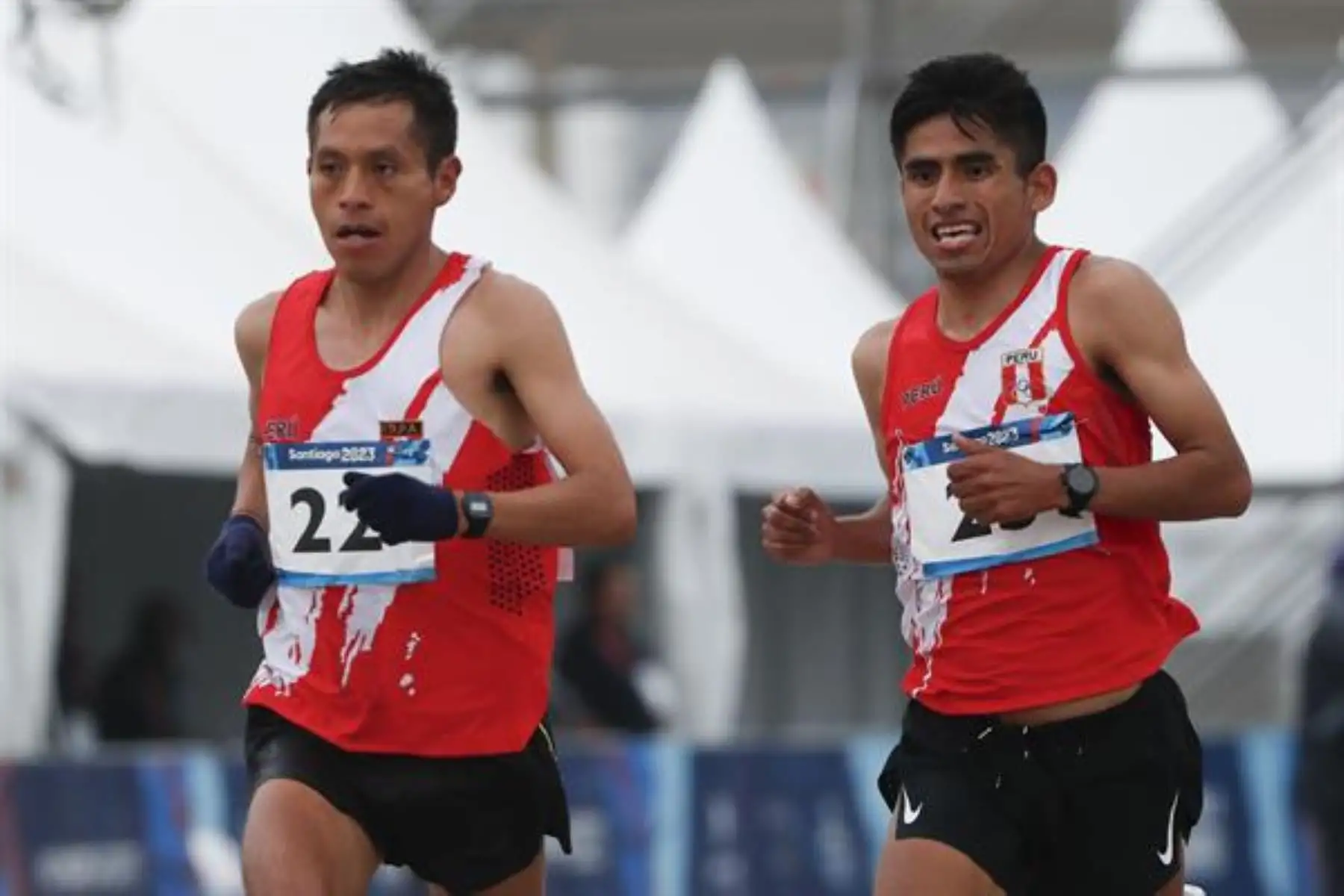 Christian Pacheco y Luis Ostos de Perú compiten en la maratón masculina hoy, durante los Juegos Panamericanos 2023 en Santiago (Chile). 
Foto: EFE