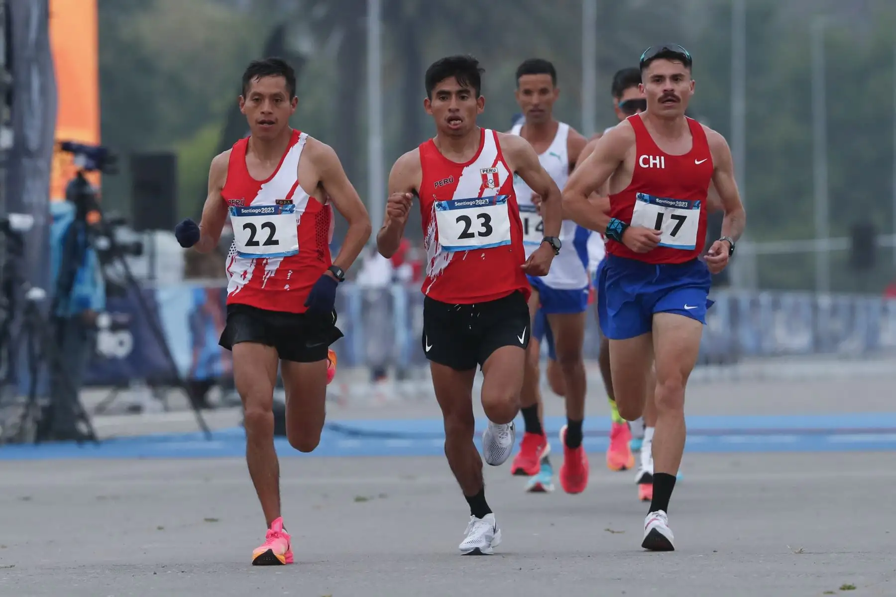 Christian Pacheco y Luis Ostos  de Perú, y Matías Silva de Chile compiten en la maratón masculina de los Juegos Panamericanos 2023 en Santiago (Chile). 
Foto: EFE