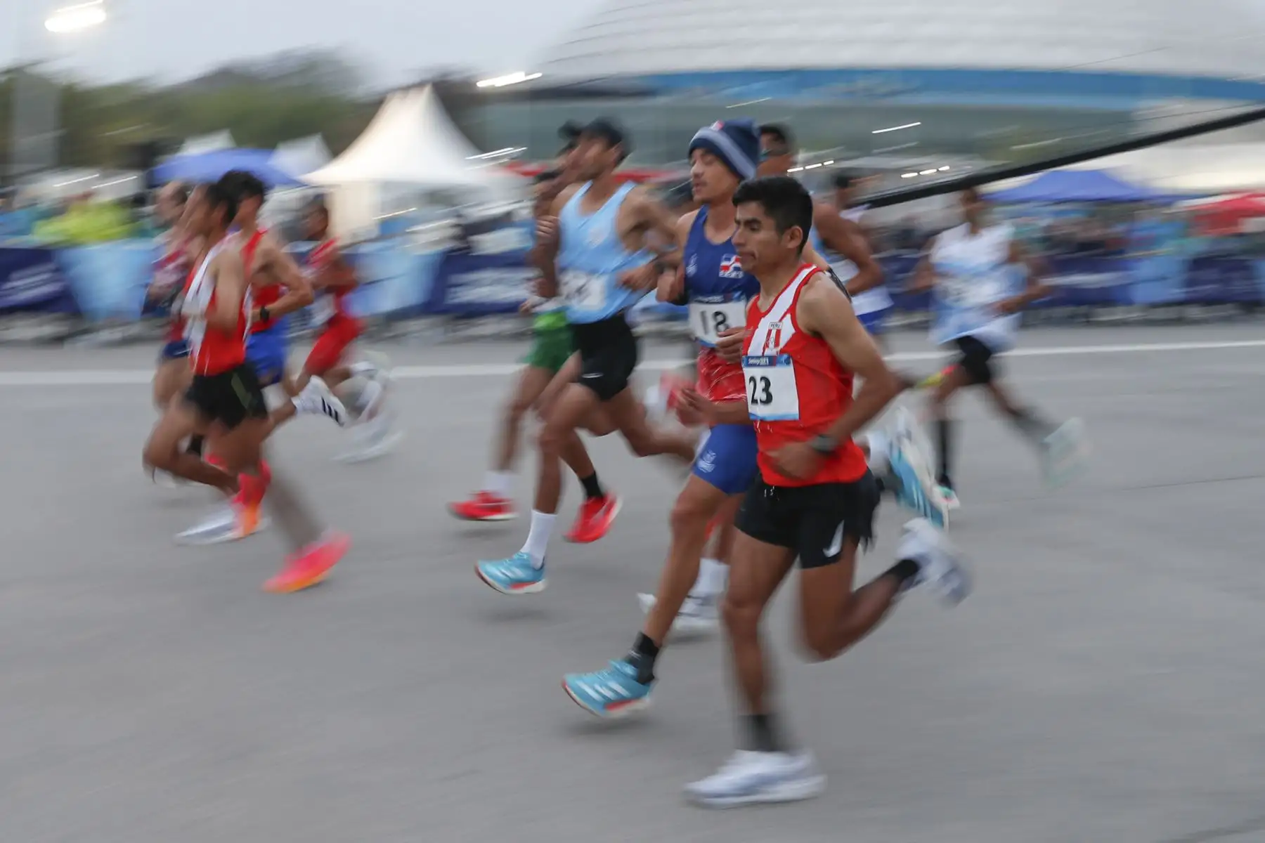 Luis Ostos de Perú compite en la maratón masculina hoy, durante los Juegos Panamericanos 2023 en Santiago (Chile). 
Foto: EFE