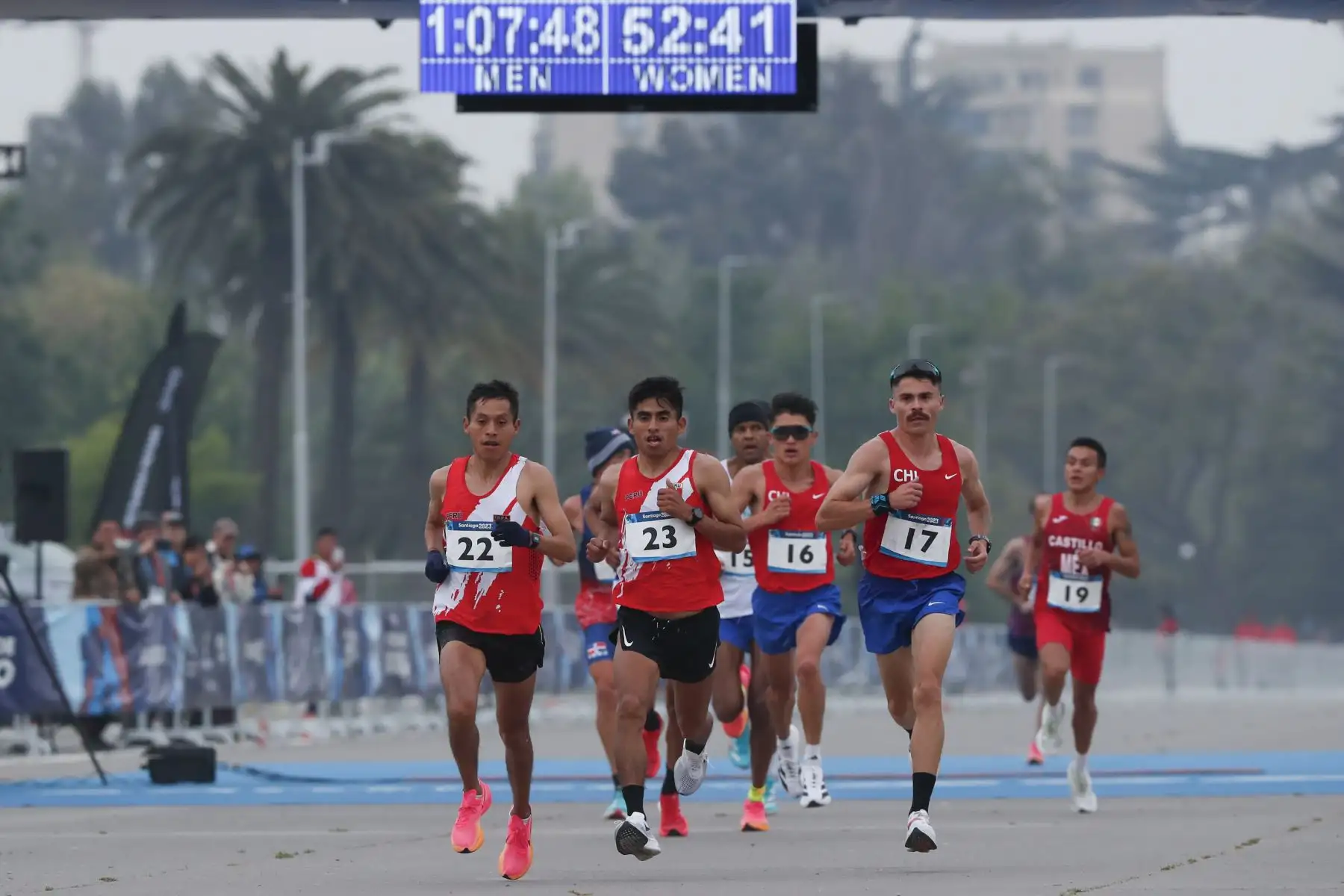 Christian Pacheco  y Luis Ostos  de Perú, y Matías Silva de Chile compiten en la maratón masculina hoy, durante los Juegos Panamericanos 2023 en Santiago (Chile). 
Foto: EFE
