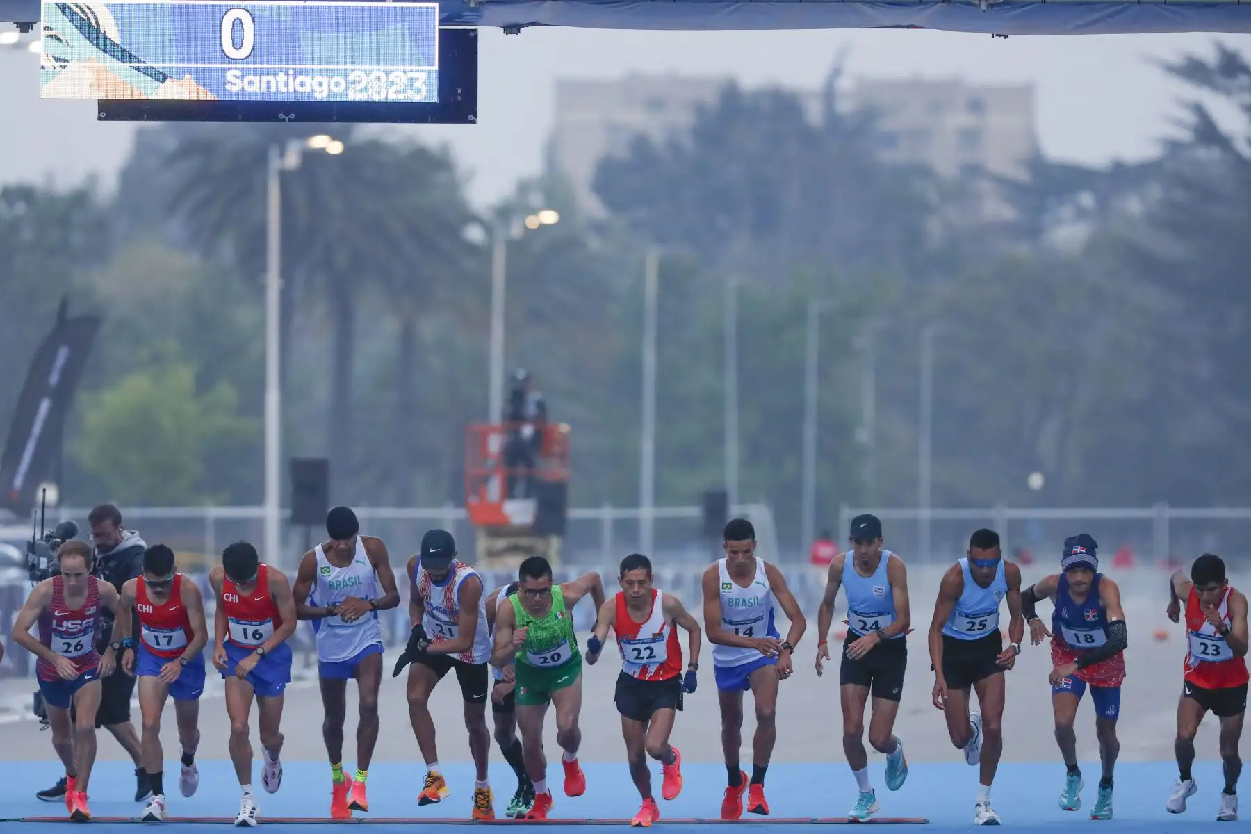 Atletas compiten en la maratón masculina hoy, durante los Juegos Panamericanos 2023 en Santiago (Chile). 
Foto: EFE