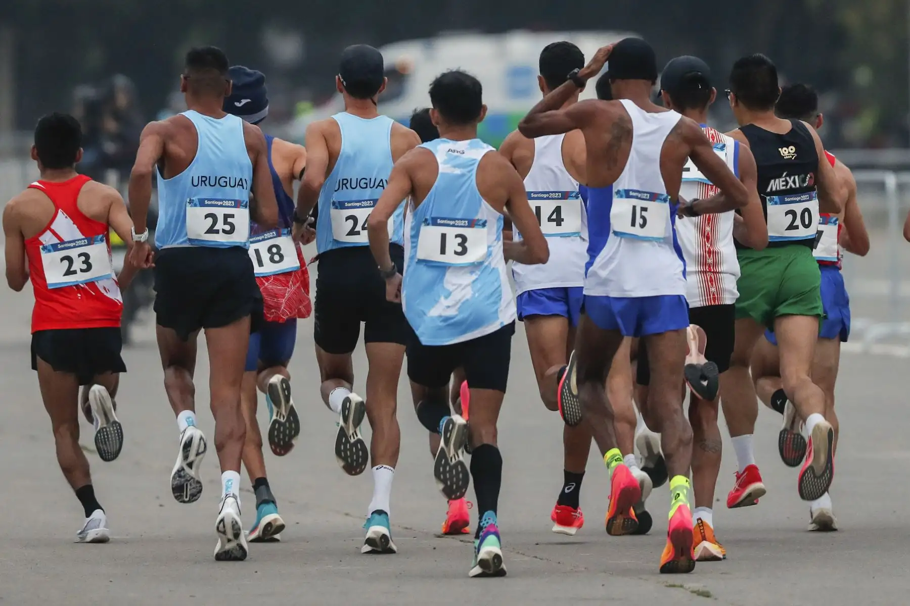 Atletas compiten en la maratón masculina hoy, durante los Juegos Panamericanos 2023 en Santiago (Chile). 
Foto: EFE