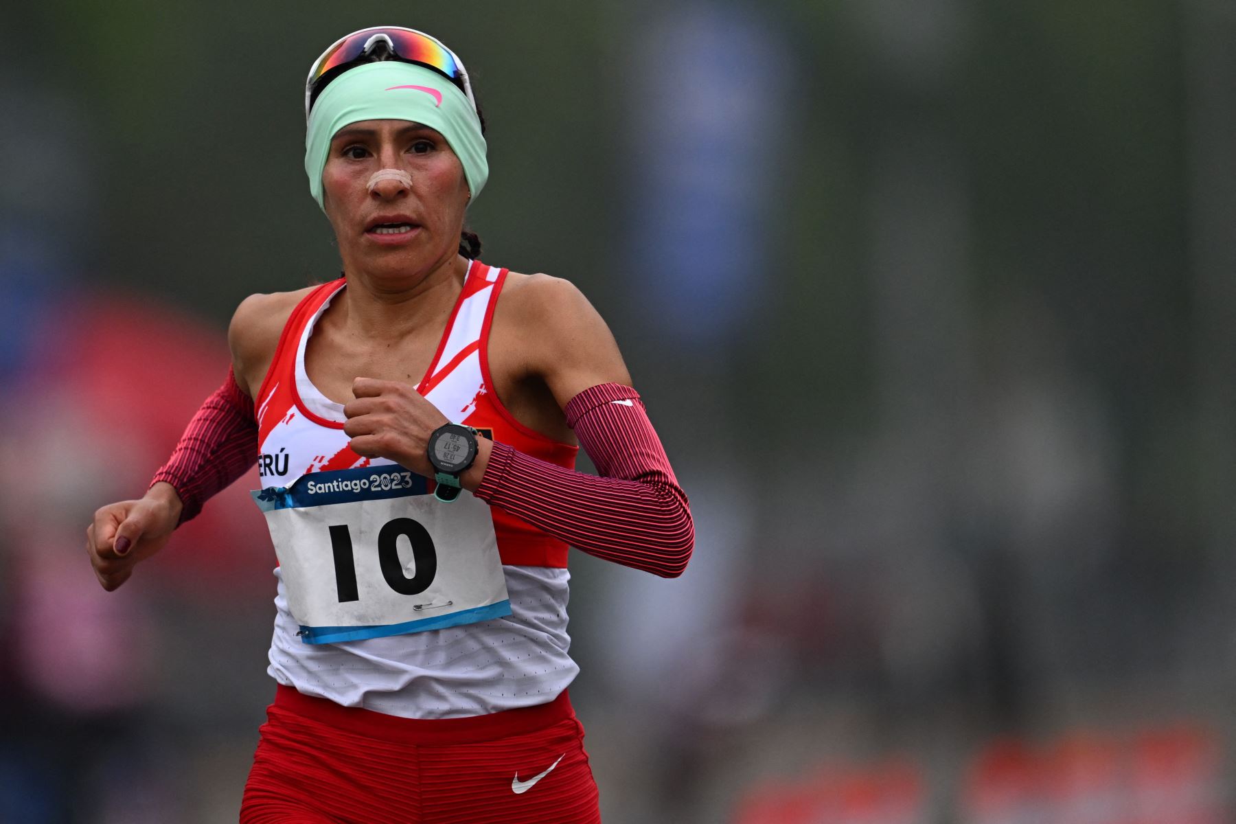 La peruana Gladys Lucy Tejeda Pucuhuaranga compite en la final del maratón femenino de los Juegos Panamericanos Santiago 2023.
Foto: AFP