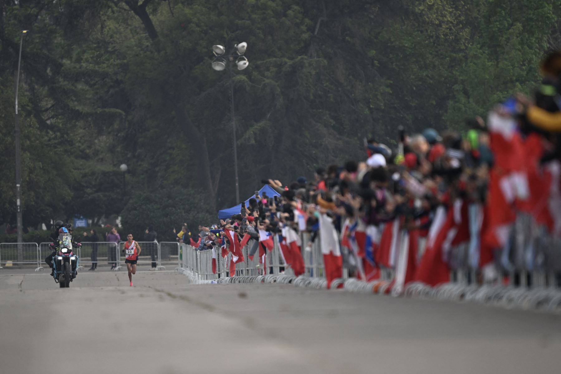 El peruano Cristhian Simeón Pacheco Mendoza lidera la final del maratón masculino de los Juegos Panamericanos Santiago 2023, en el Estadio Nacional, de Santiago.
Foto: AFP