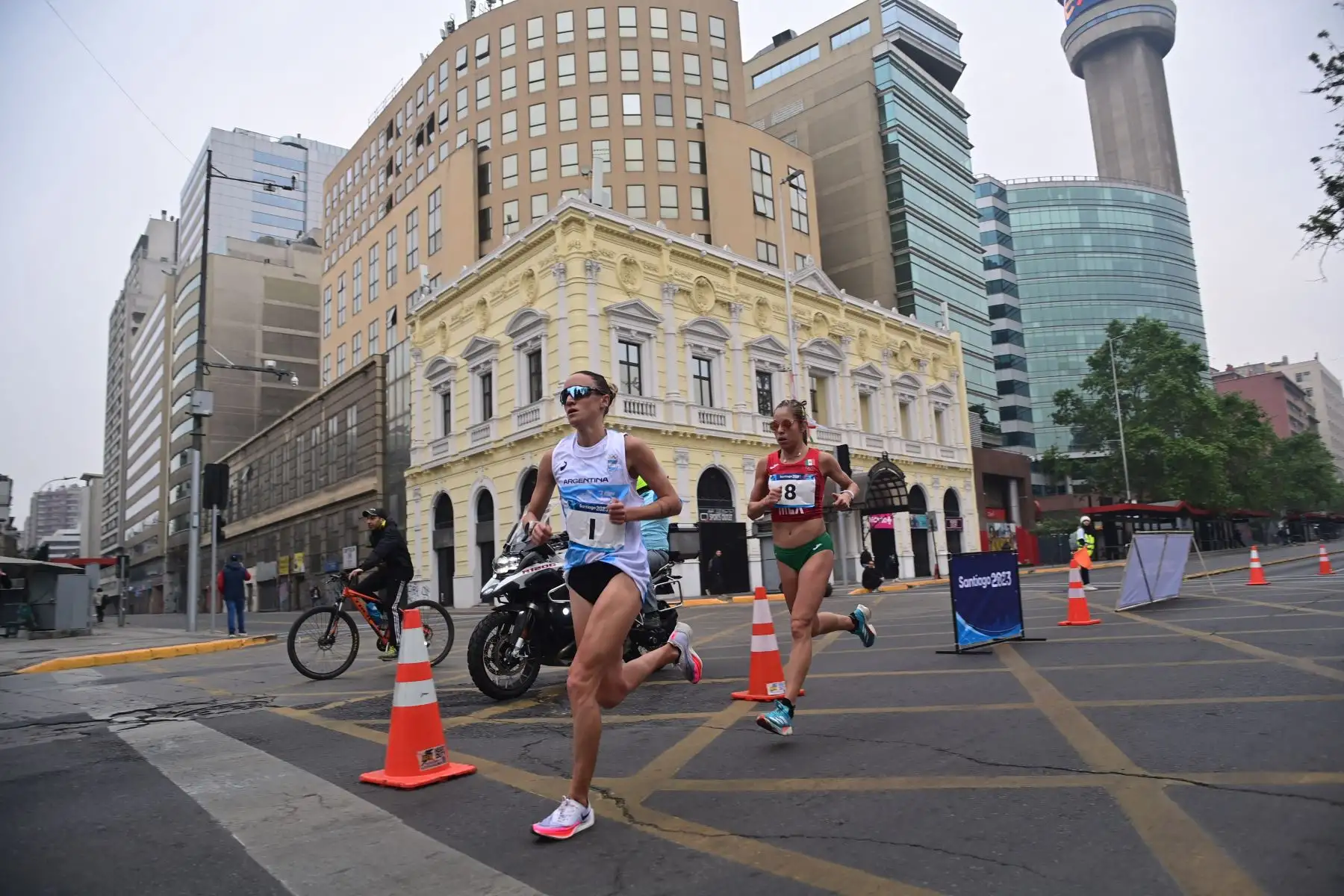 La argentina Mariana Borelli  y la mexicana Citlali Cristian compiten en la final del maratón femenino de los Juegos Panamericanos Santiago 2023.
Foto: AFP