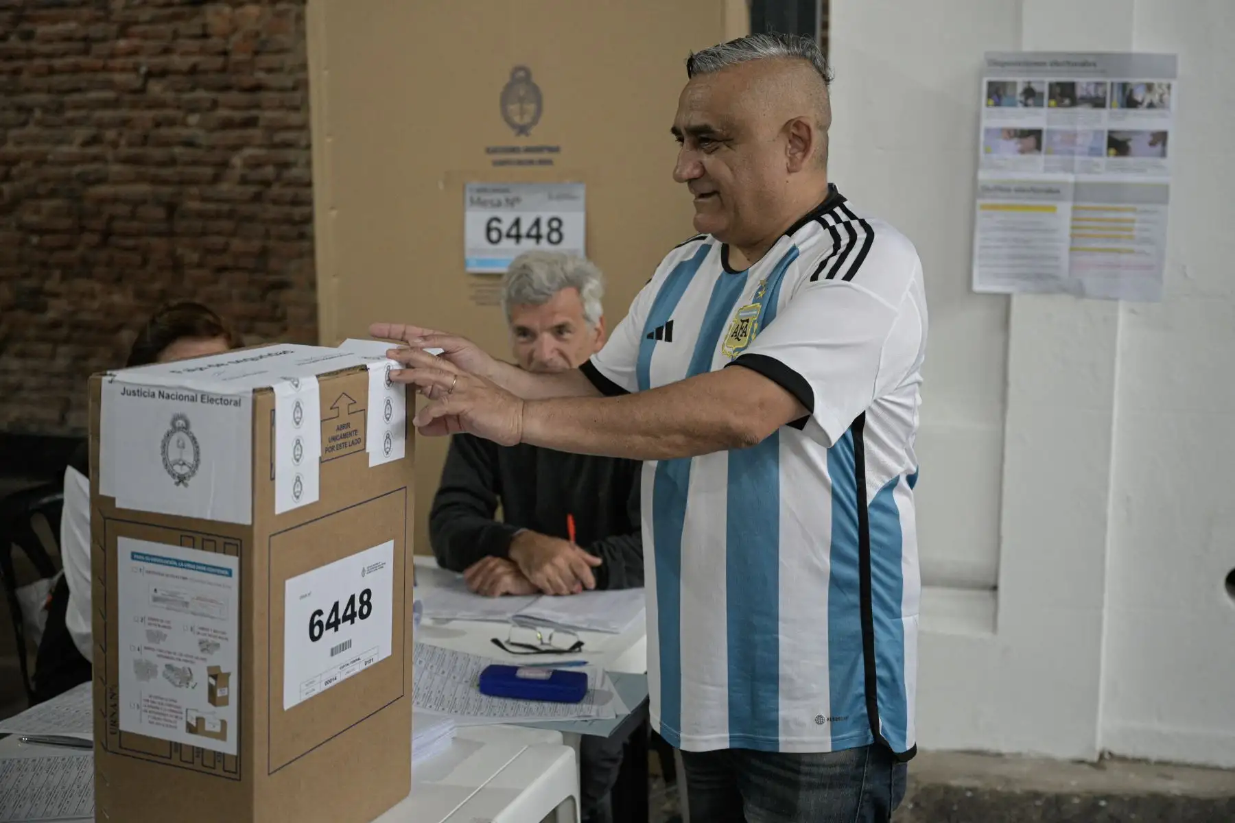 Una persona vota en un colegio electoral en Buenos Aires, durante las elecciones presidenciales argentinas.
Foto: AFP