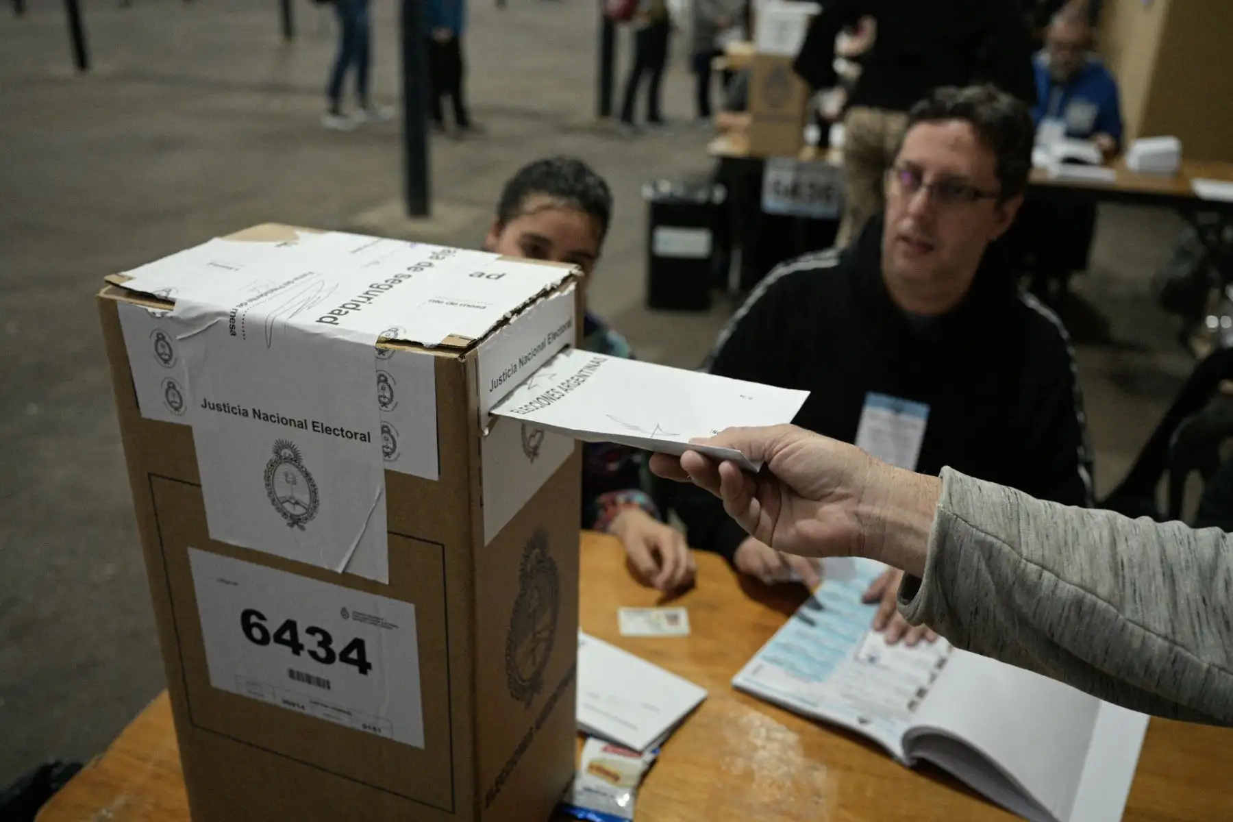 Una persona vota en un colegio electoral en Buenos Aires, durante las elecciones presidenciales argentinas.
Foto: AFP