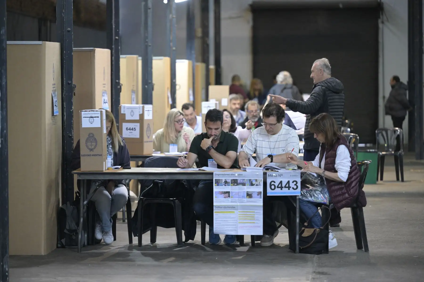 Una persona vota en un colegio electoral en Buenos Aires, durante las elecciones presidenciales argentinas.
Foto: AFP