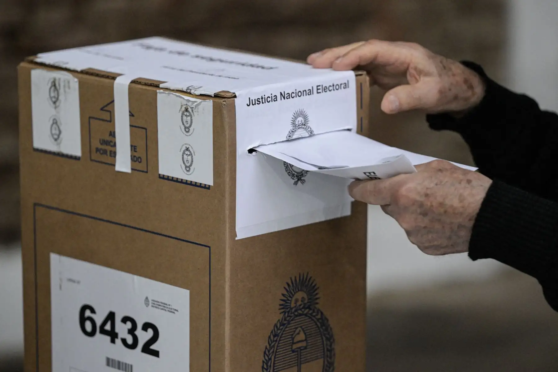 Una persona vota en un colegio electoral en Buenos Aires, durante las elecciones presidenciales argentinas.
Foto: AFP