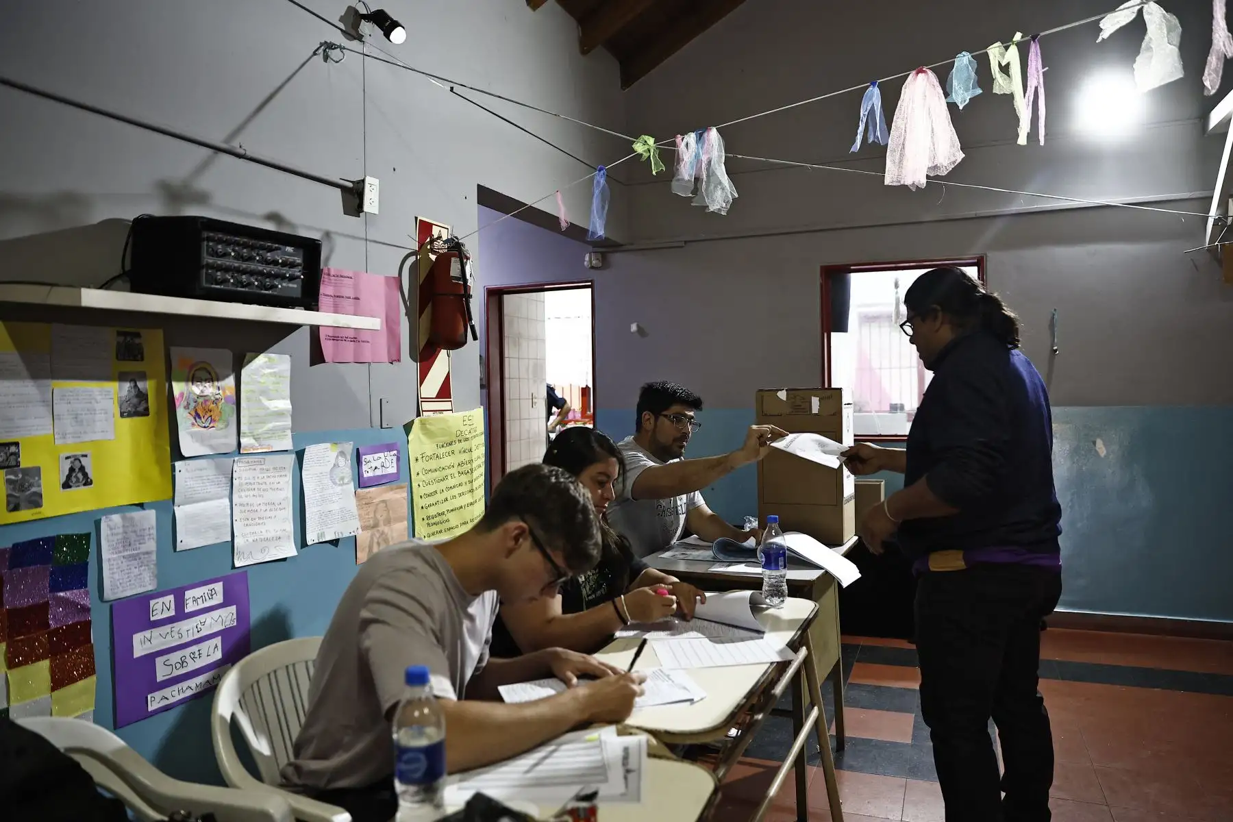 Un hombre vota en el colegio electoral de Tigre, Buenos Aires, durante las elecciones presidenciales argentinas.
Foto: AFP