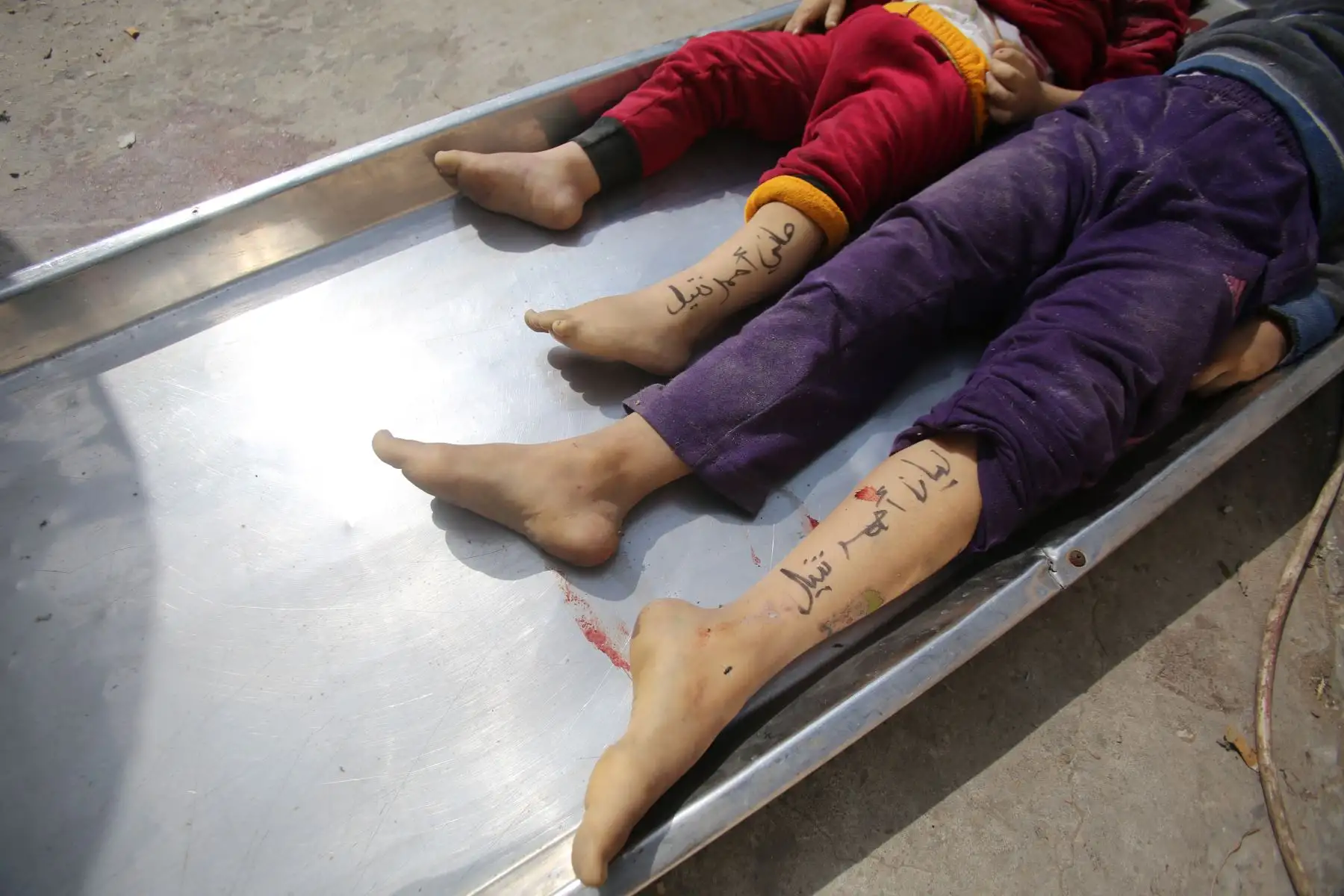 Los cuerpos de los niños de la familia Nateel, con sus nombres Hani  y Layan escritos en sus piernas por sus padres para ayudar en la identificación, yacen en la morgue de un hospital en Deir el-Balah tras un ataque aéreo israelí en la ciudad central. Franja de Gaza.
Foto: AFP