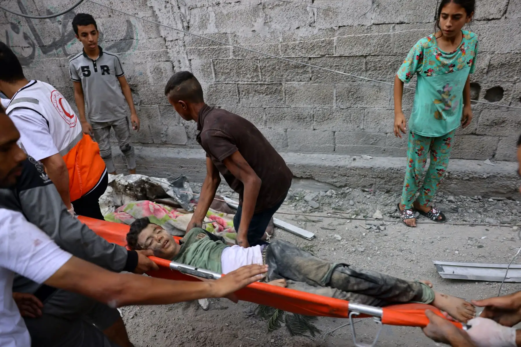 La gente transporta a un niño sacado de debajo de los escombros de una casa destruida en un ataque israelí en Rafah, en el sur de la Franja de Gaza.
Foto: AFP