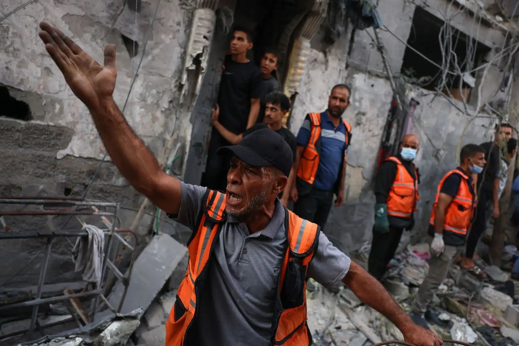 Un socorrista reacciona durante la búsqueda de víctimas o supervivientes en un coche cubierto por los escombros de una casa destruida en un ataque israelí en Rafah, en el sur de la Franja de Gaza.
Foto: AFP