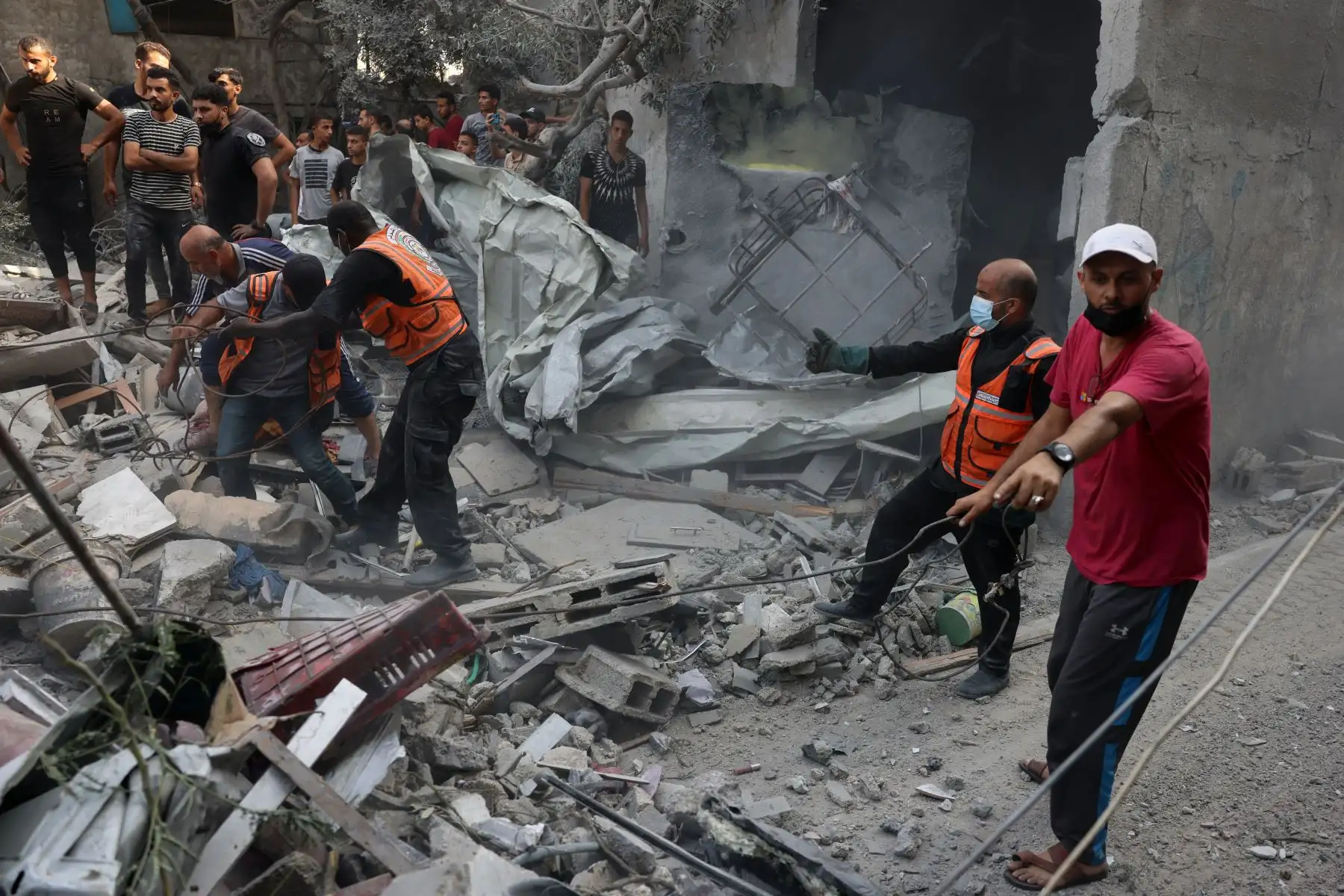 Los rescatistas buscan víctimas o supervivientes bajo los escombros de una casa destruida en un ataque israelí en Rafah, en el sur de la Franja de Gaza.
Foto: AFP