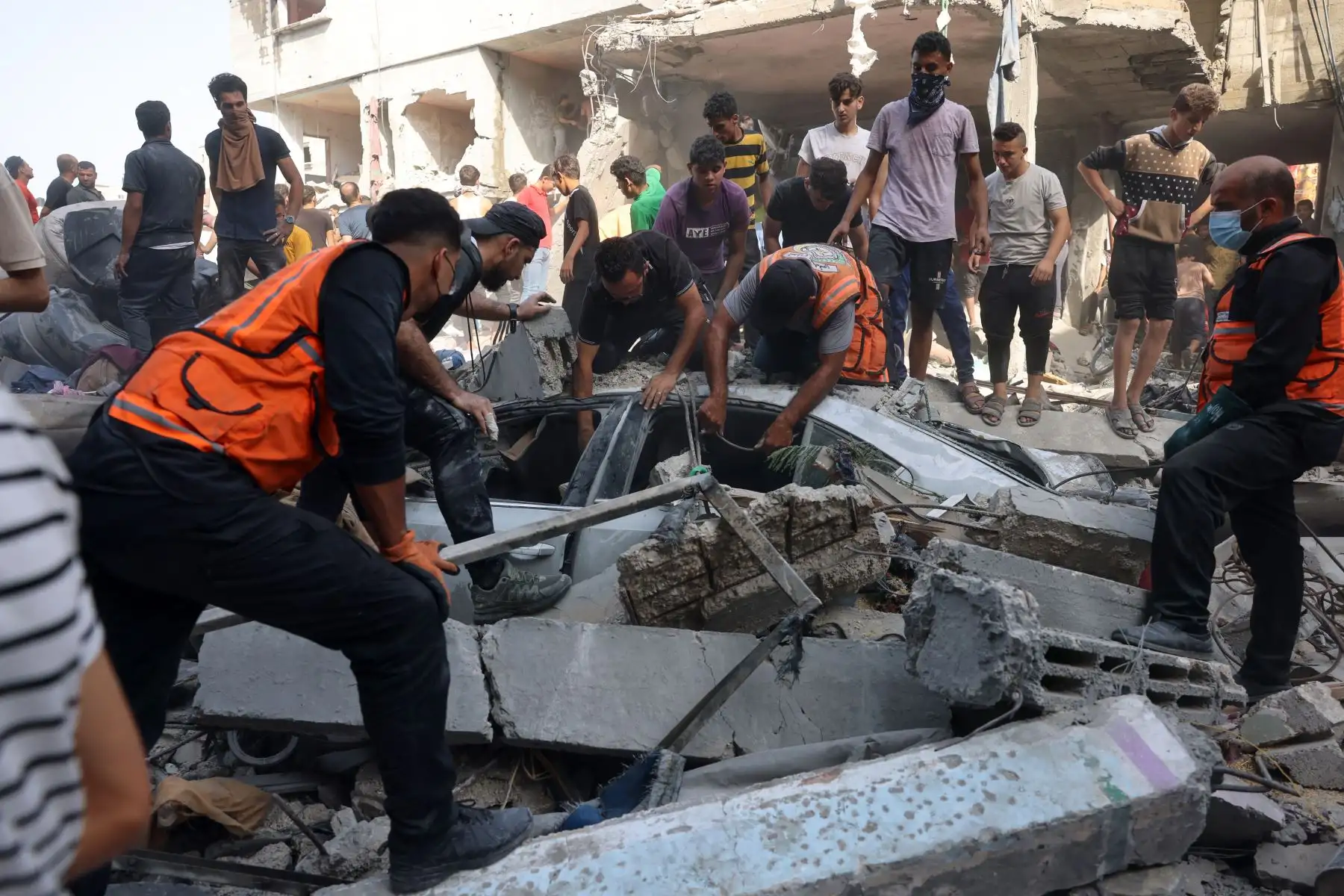 Los rescatistas buscan víctimas o sobrevivientes en un automóvil cubierto por los escombros de una casa destruida en un ataque israelí en Rafah, en el sur de la Franja de Gaza.
Foto: AFP