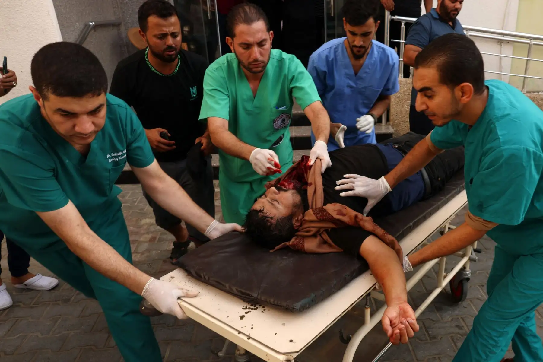 Miembros de un equipo médico transportan a un hombre herido en un ataque israelí a una sala de emergencia improvisada instalada fuera del hospital de Kuwait, en Rafah, en el sur de la Franja de Gaza.
Foto: AFP