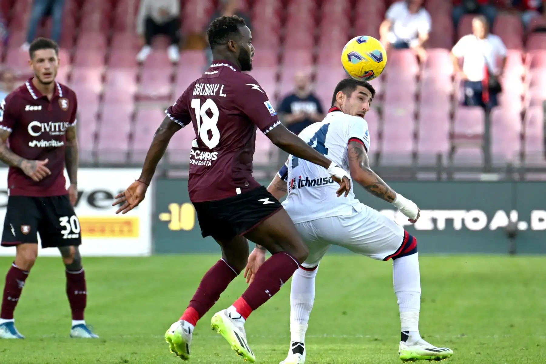 Salernitana Lassana Coulibaly y Deiola Alessandro del Cagliari en acción durante el partido de fútbol de la Serie A italiana US Salernitana vs Cagliari Calcio en el estadio Arechi de Salerno, Italia.
Foto: EFE