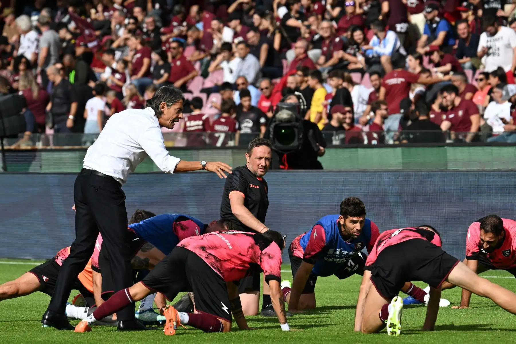 El nuevo entrenador del Salernitana, Filippo Inzaghi, habla con los jugadores antes del partido de fútbol de la Serie A italiana entre el US Salernitana y el Cagliari Calcio en el estadio Arechi de Salerno, Italia.
Foto: EFE