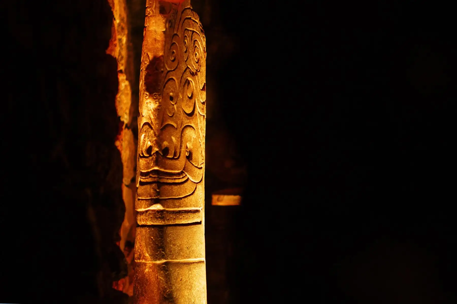 Del mismo modo encontrarás el enigma del Lanzón Monolítico, quien dentro de sus muros se resguarda el Lanzón Monolítico, una escultura de granito rosa de 4.54 metros que representa una deidad antropomorfa.
Foto: Promperu
