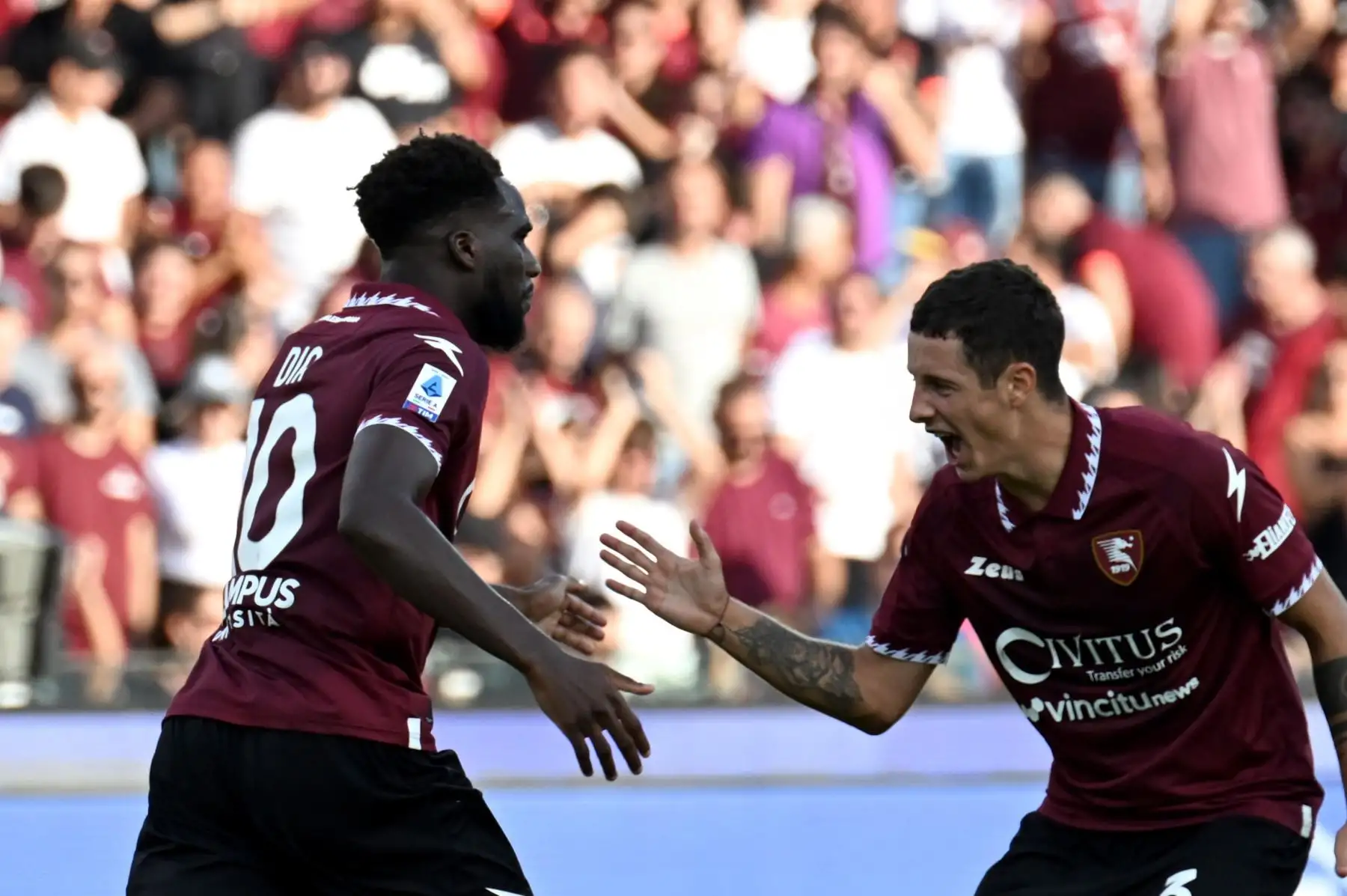 Salernitana Boulaye Dia celebra tras marcar un gol durante el partido de fútbol de la Serie A italiana US Salernitana vs Cagliari Calcio en el estadio Arechi de Salerno, Italia.
Foto: EFE