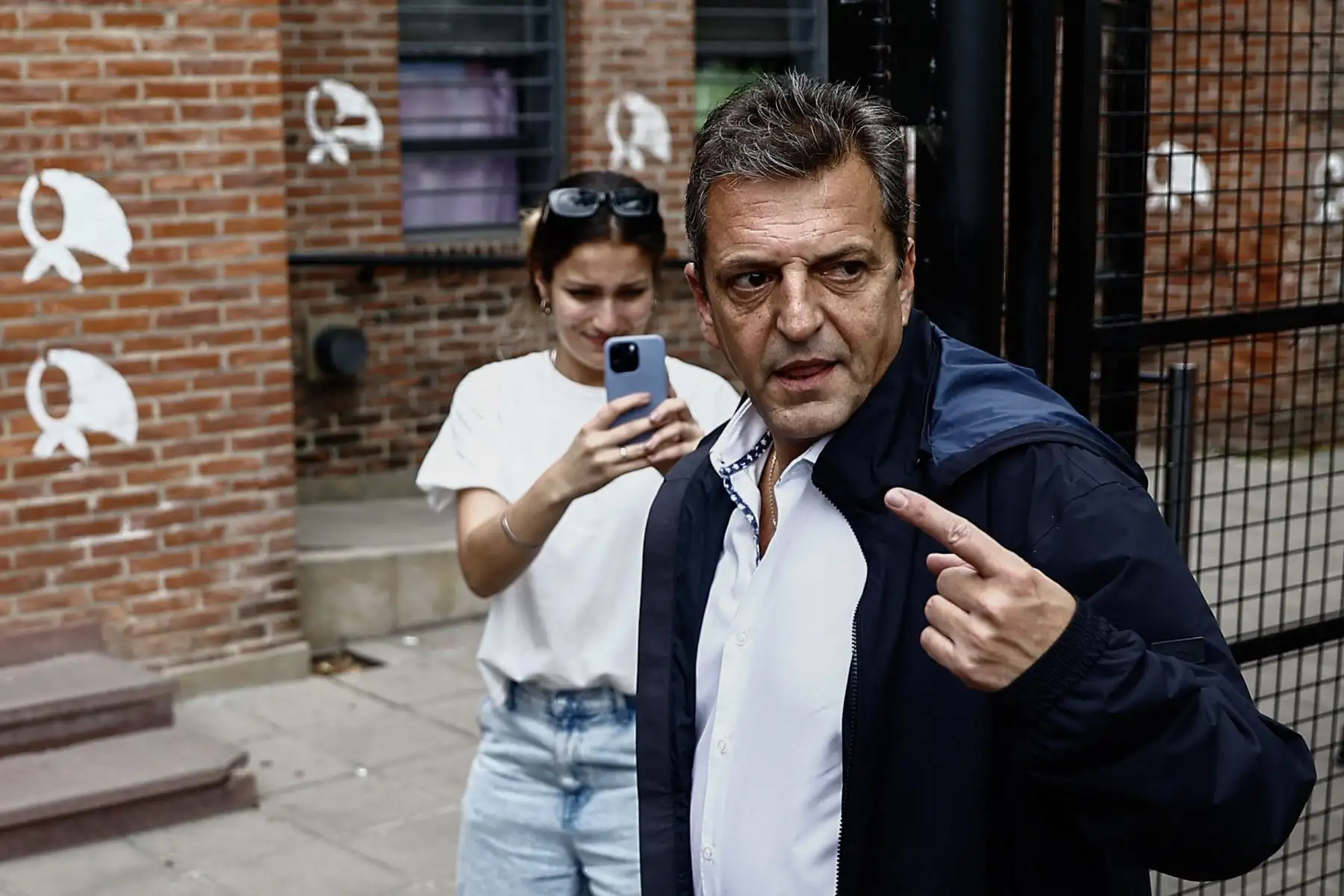El ministro de Economía argentino y candidato presidencial del partido Unión por la Patria, Sergio Massa, llega a votar a la mesa electoral de Tigre, Buenos Aires, durante las elecciones presidenciales.
Foto: AFP