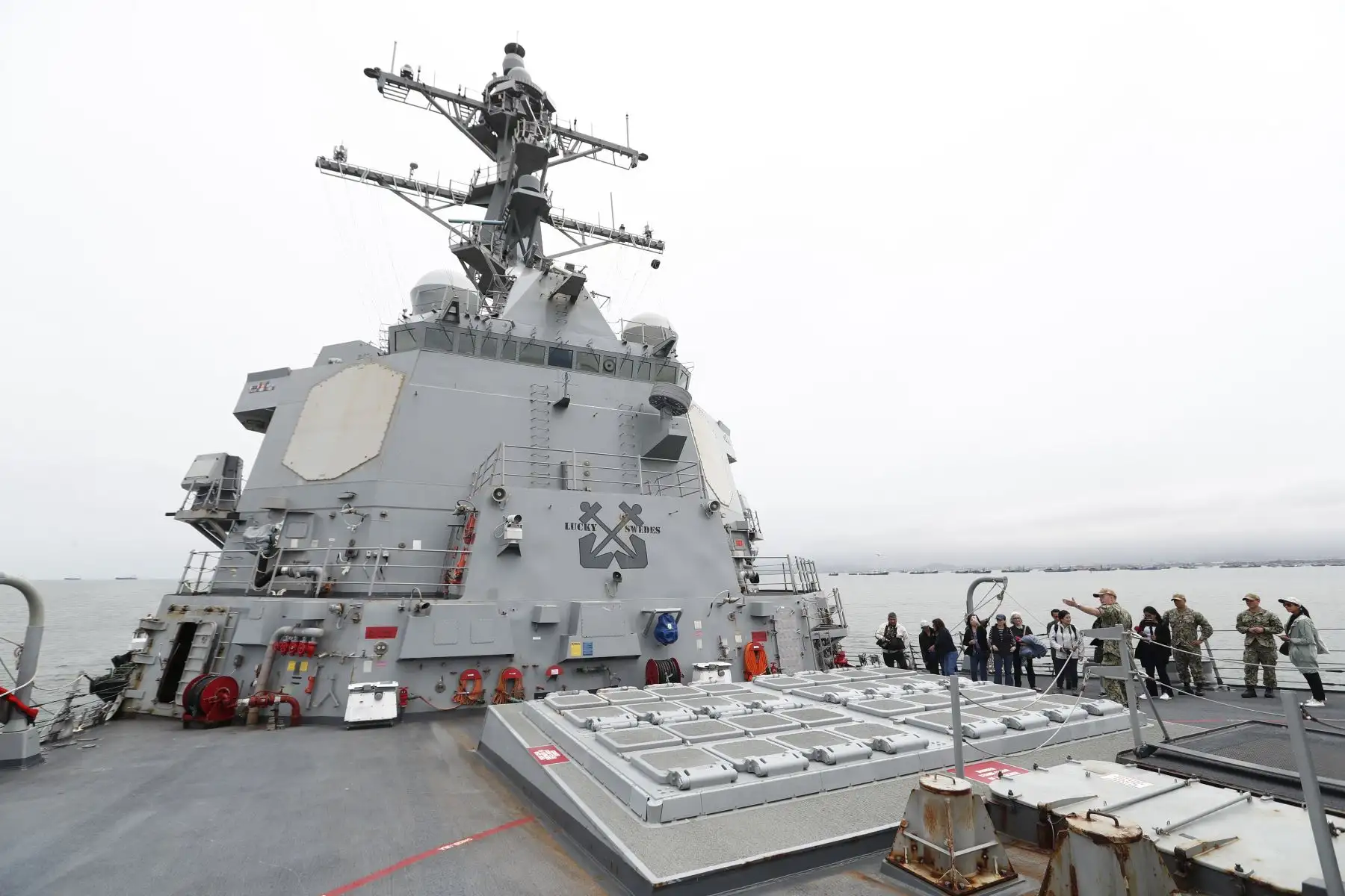 El buque USS Momsen de la Armada de los Estados Unidos es un destructor de misiles guiados, con capacidad de lanzamiento de 96 misiles y torpedos, y puede alcanzar una velocidad máxima de 30 nudos o 55.5 kilómetros por hora. Foto: ANDINA/Daniel Bracamonte
