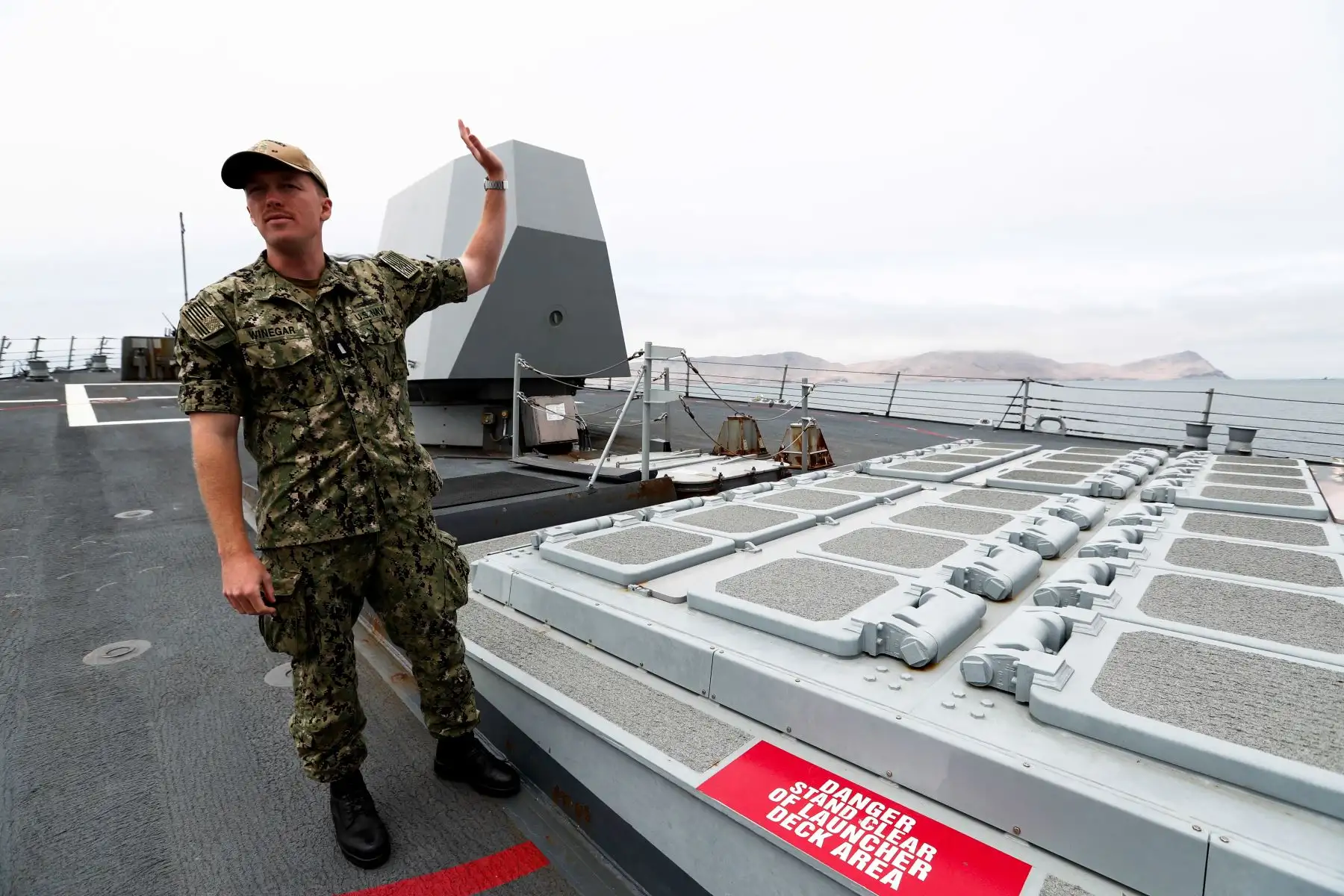 El teniente segundo de la Armada de los Estados Unidos, Samuel Winegar, explica cómo funciona el moderno sistema de lanzamisiles del buque de guerra USS Momsen, un destructor de misiles guiados. Foto: ANDINA/Daniel Bracamonte