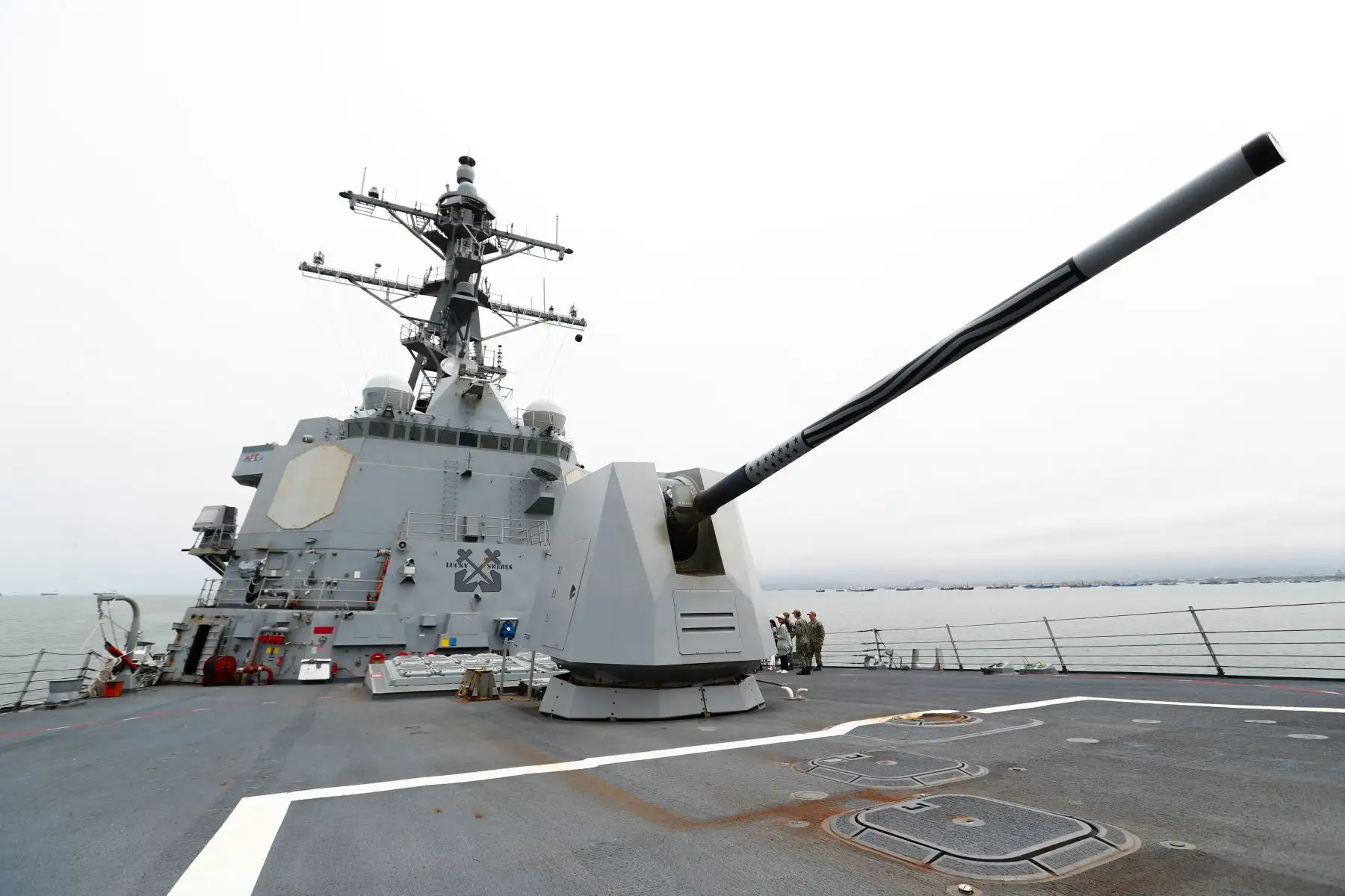 El buque USS Momsen de la Armada de los Estados Unidos es un destructor de misiles guiados, con capacidad de lanzamiento de 96 misiles y torpedos, y puede alcanzar una velocidad máxima de 30 nudos o 55.5 kilómetros por hora. Foto: ANDINA/Daniel Bracamonte