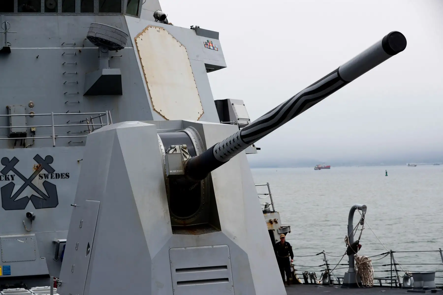 El buque USS Momsen de la Armada de los Estados Unidos es un destructor de misiles guiados, con capacidad de lanzamiento de 96 misiles y torpedos, y puede alcanzar una velocidad máxima de 30 nudos o 55.5 kilómetros por hora. Foto: ANDINA/Daniel Bracamonte
