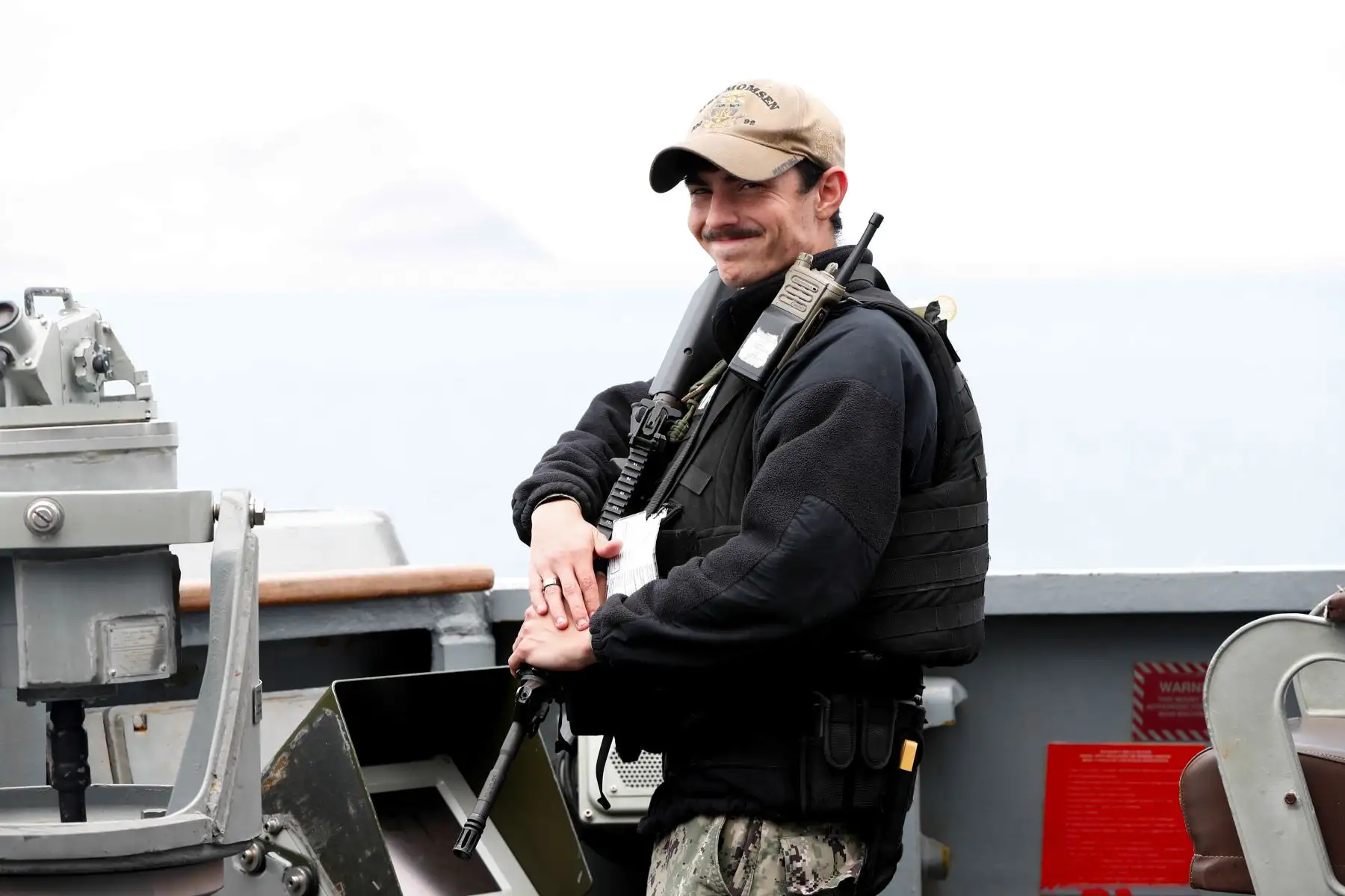 El buque USS Momsen de la Armada de los Estados Unidos cuenta con una tripulación de más 300 personas, la mayoría de ellos miembros del cuerpo de Marines, quienes cumplen diversas funciones como velar por la seguridad interna en la embarcación. Foto: ANDINA/Daniel Bracamonte