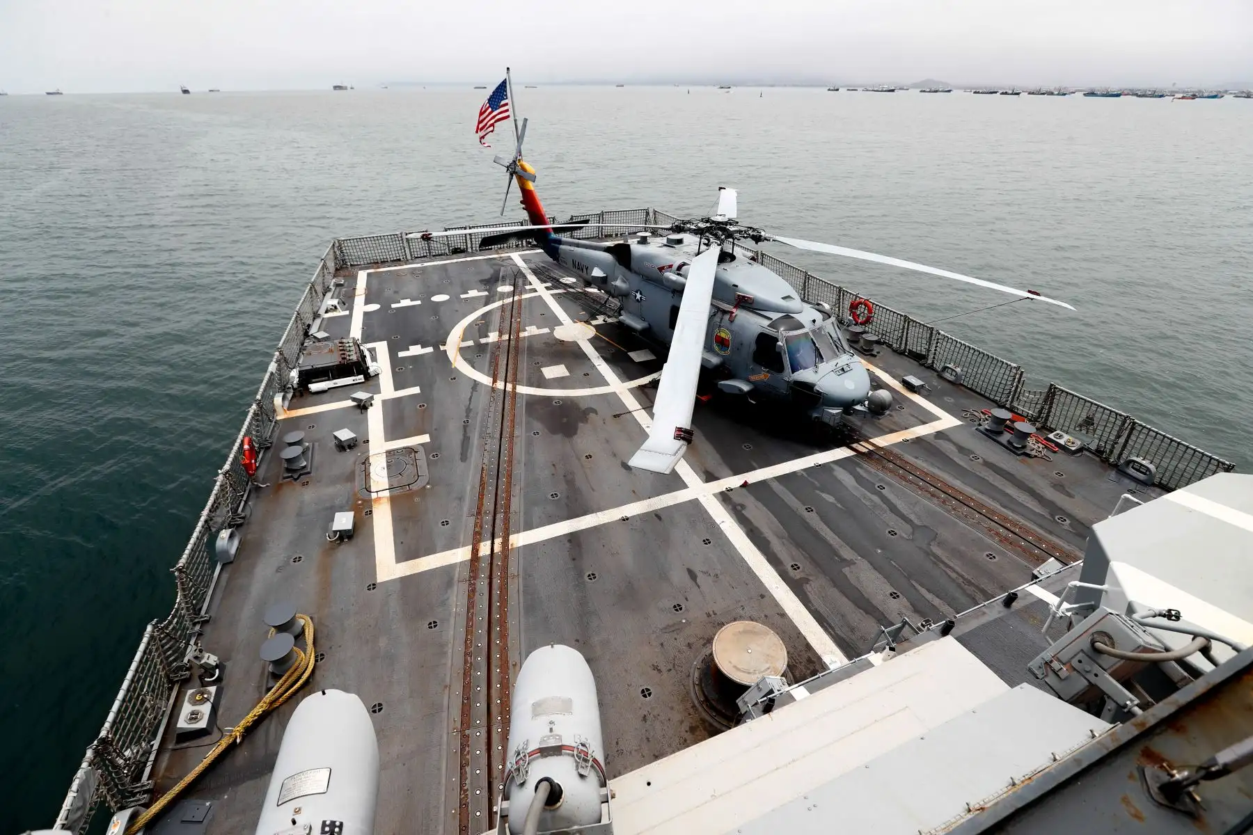 El buque de guerra USS Momsen de la Armada de los Estados Unidos es un destructor de misiles guiados que además cuenta con plataforma de aterrizaje y despegue de helicópteros. Foto: ANDINA/Daniel Bracamonte