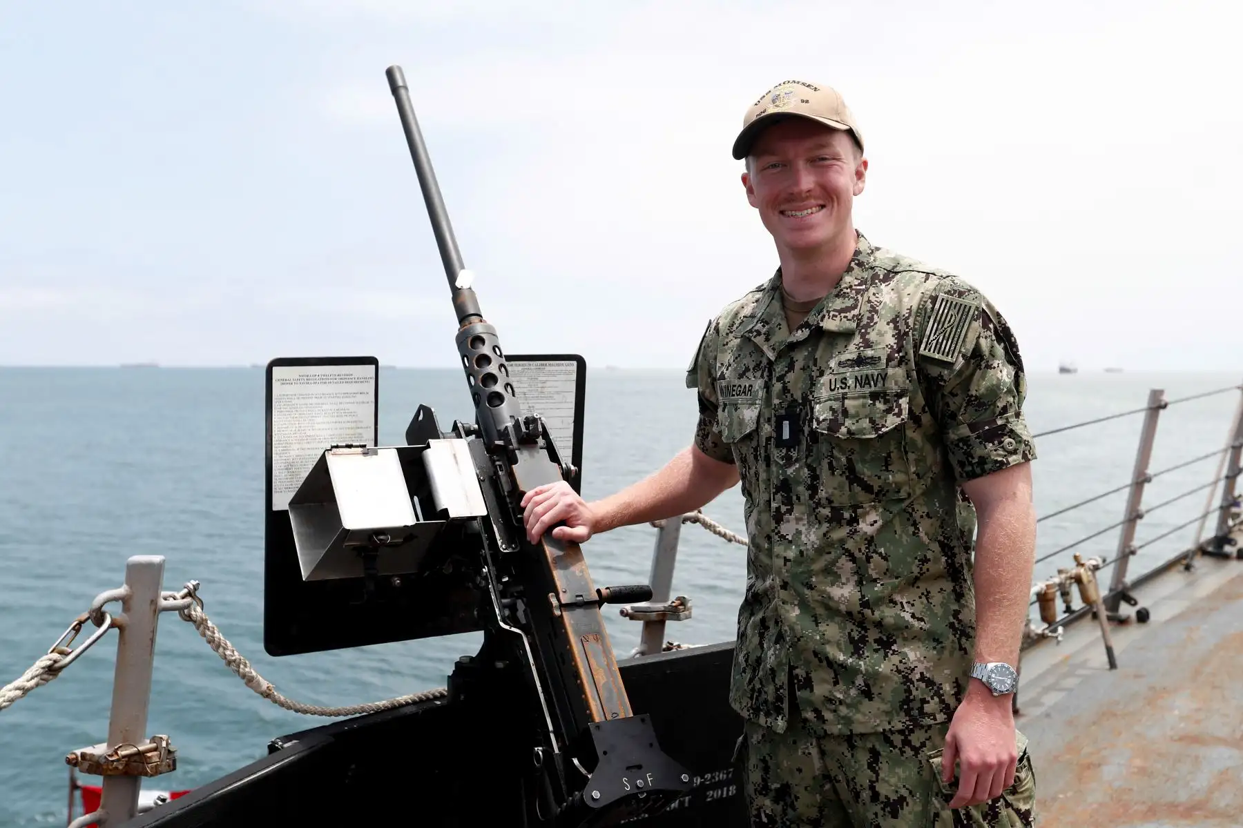 Él es el teniente segundo de la Armada de los Estados Unidos, Samuel Winegar, quien también forma parte de la tripulación del buque USS Momsen, que actualmente se encuentra fondeado frente a las costas del Callao para participar en el ejercicio multinacional SIFOREX Silent Firce Exercise XII 2023. Foto: ANDINA/Daniel Bracamonte