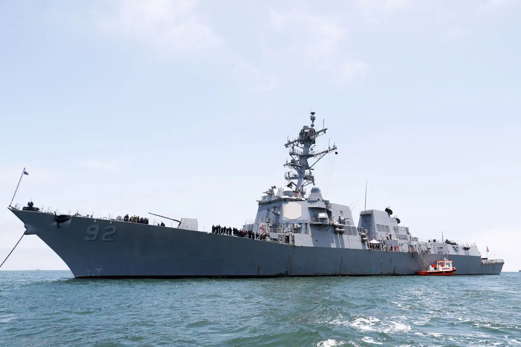 El buque de guerra USS Momsen de la Armada de los Estados Unidos es un destructor de misiles guiados, con más de 150 metros de longitud y 20 metros de ancho. Foto: ANDINA/Daniel Bracamonte